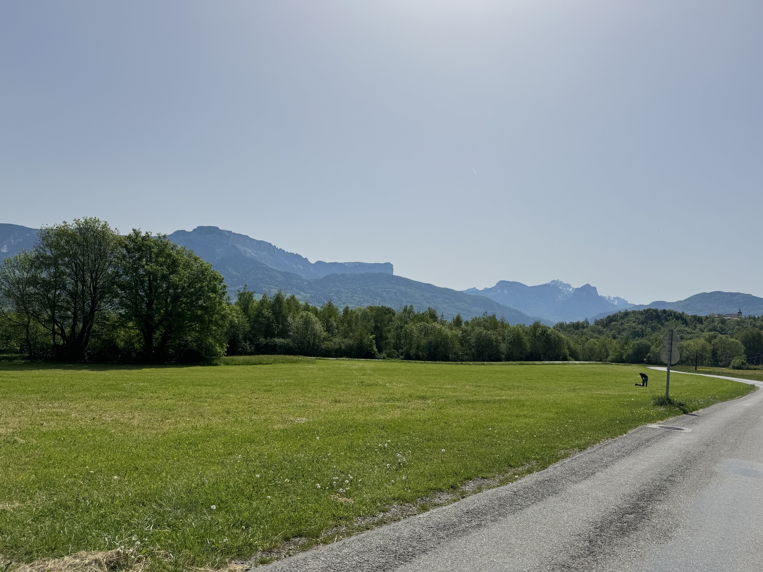 Landschaft mit Straße und Bergblick