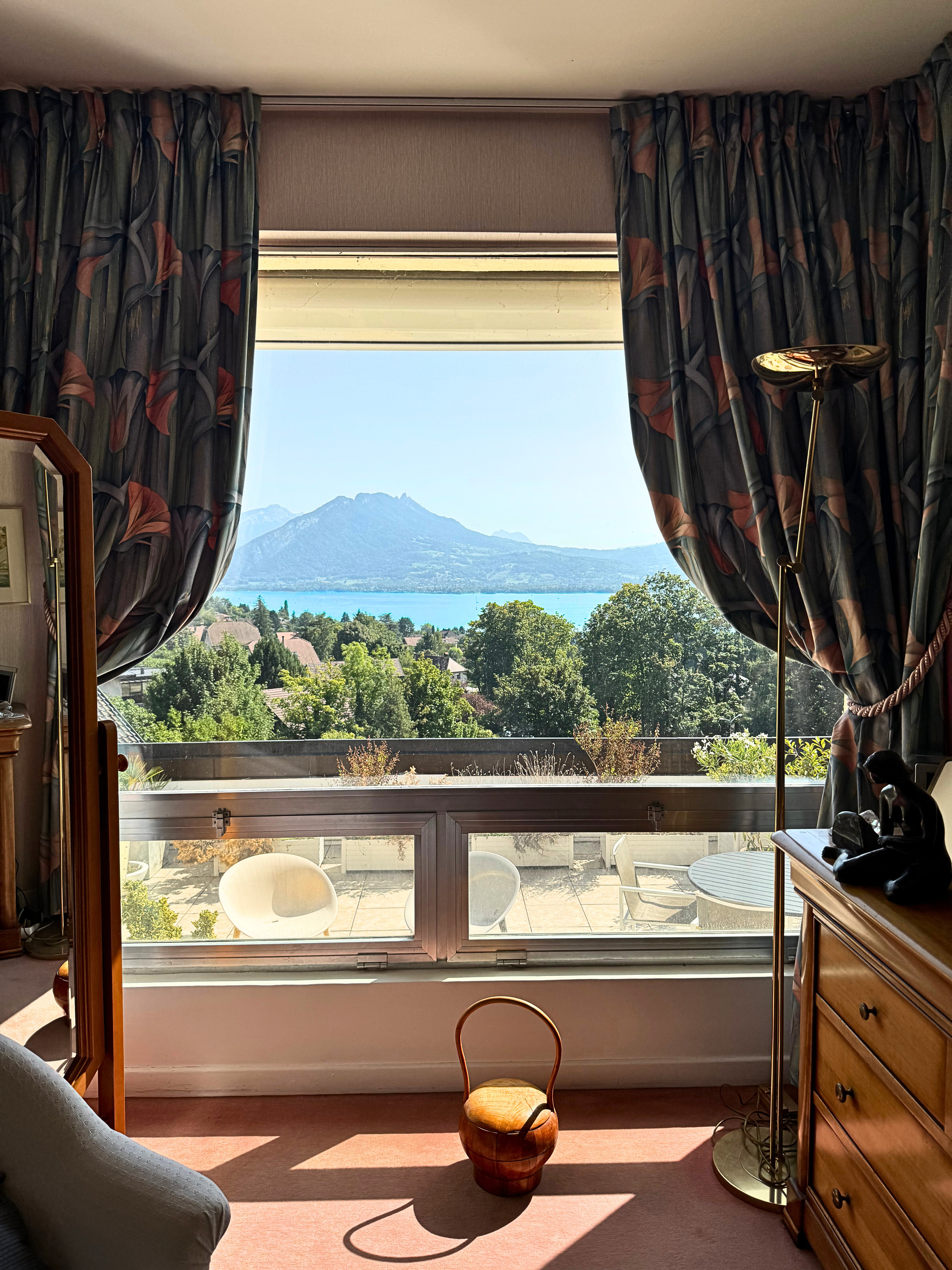Innenraum mit Seeblick