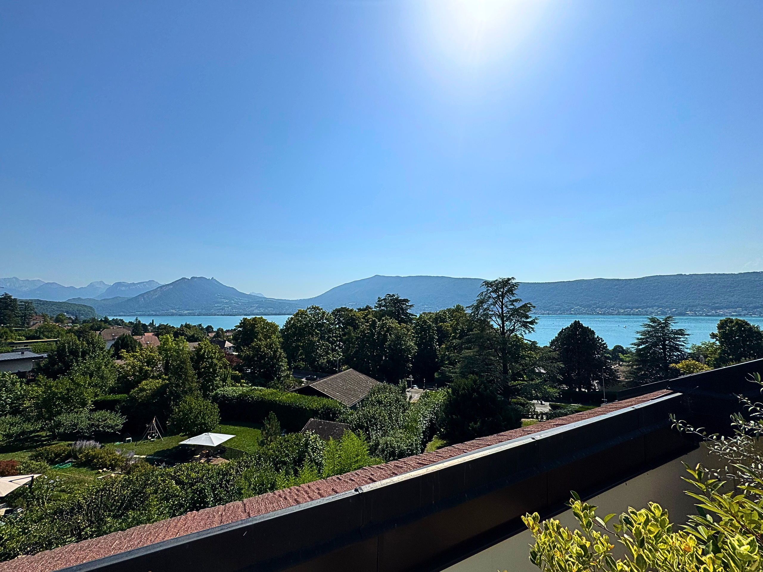 Seeblick mit Bergen