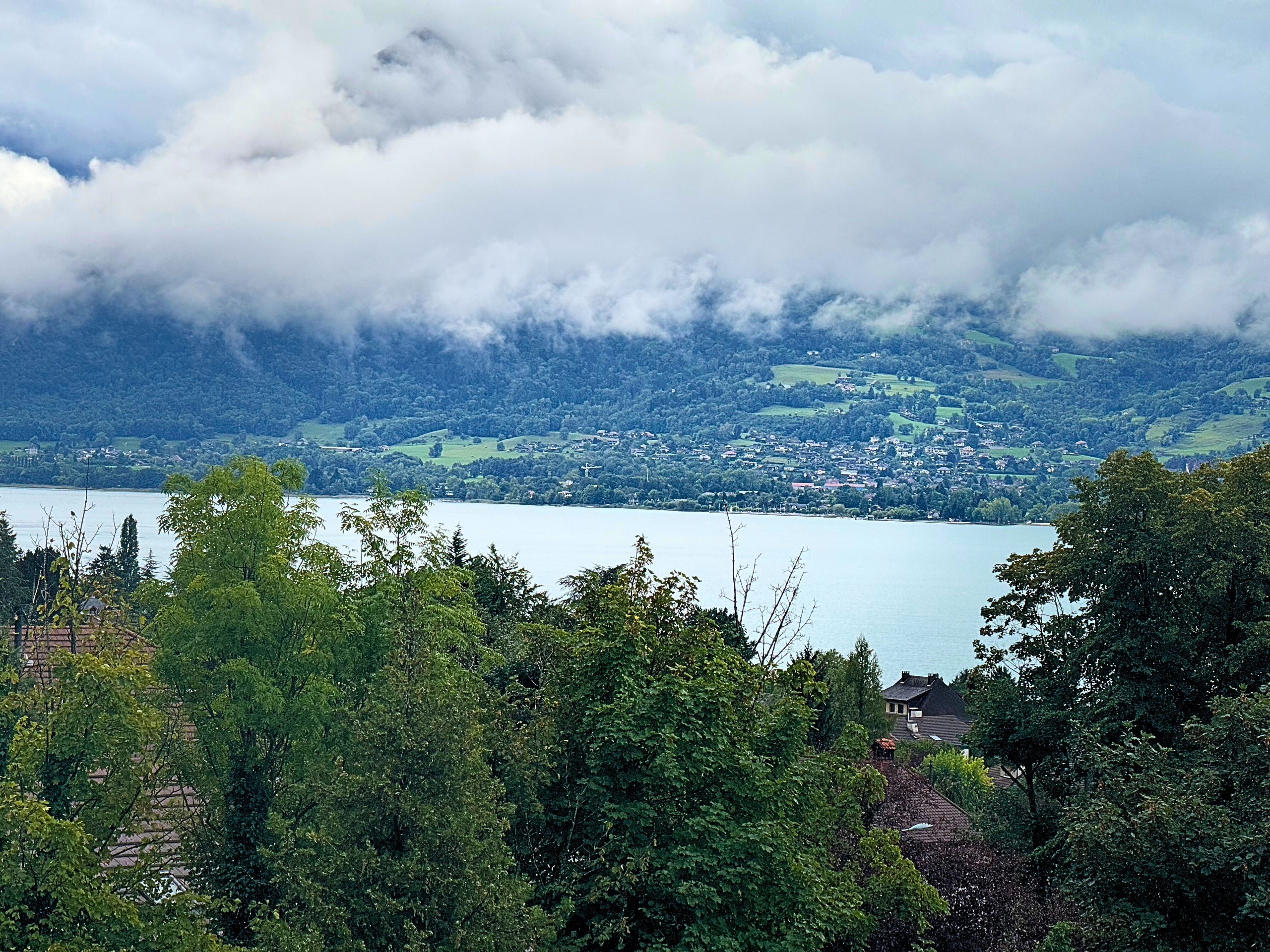 Blick über See und Berge