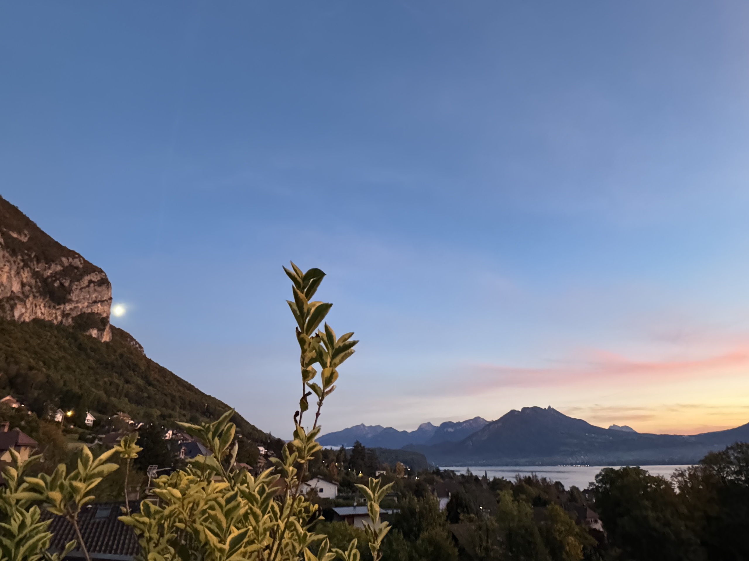 Abendliche Berg- und Seelandschaft