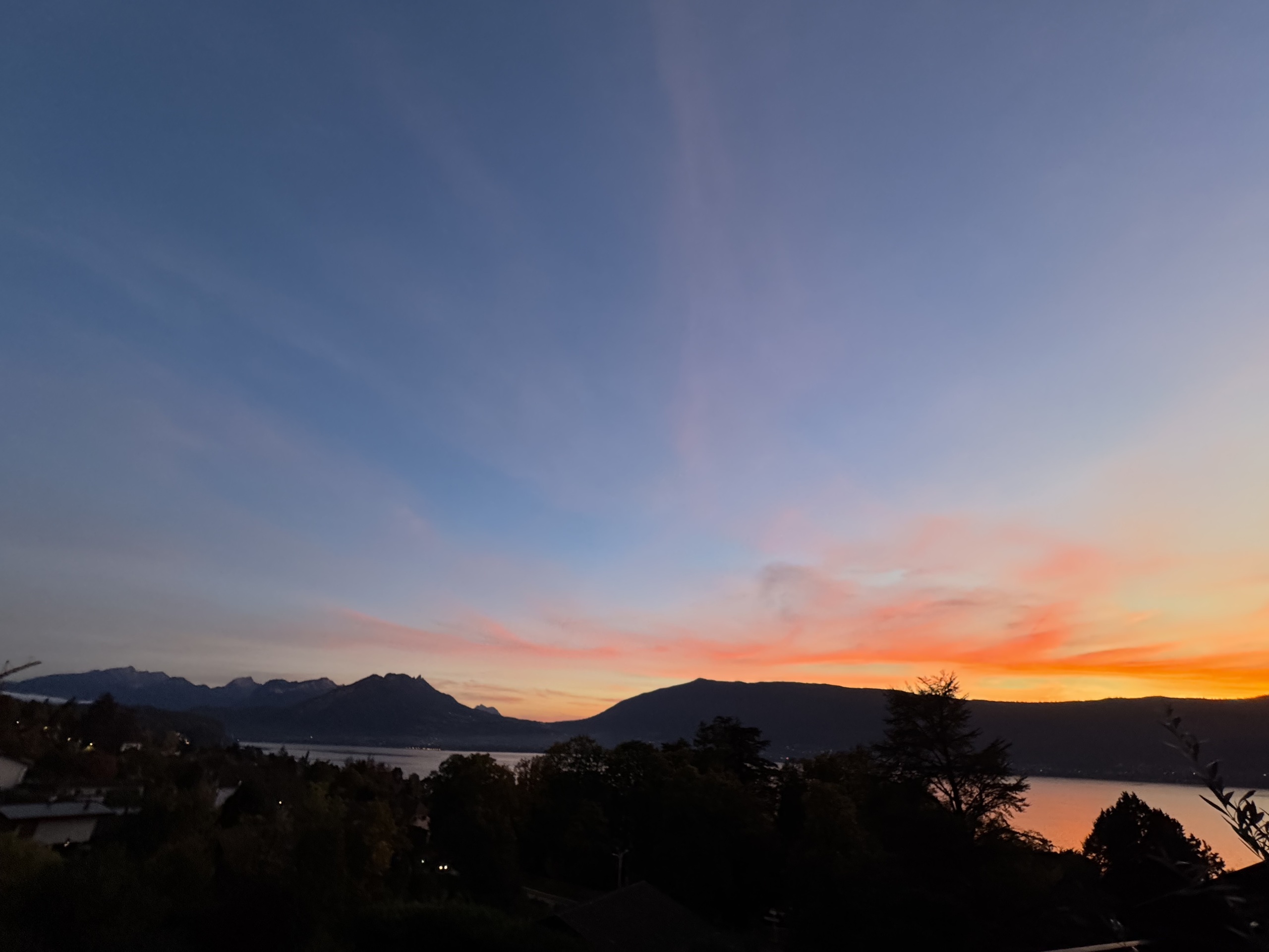 Sonnenuntergang über See und Bergen