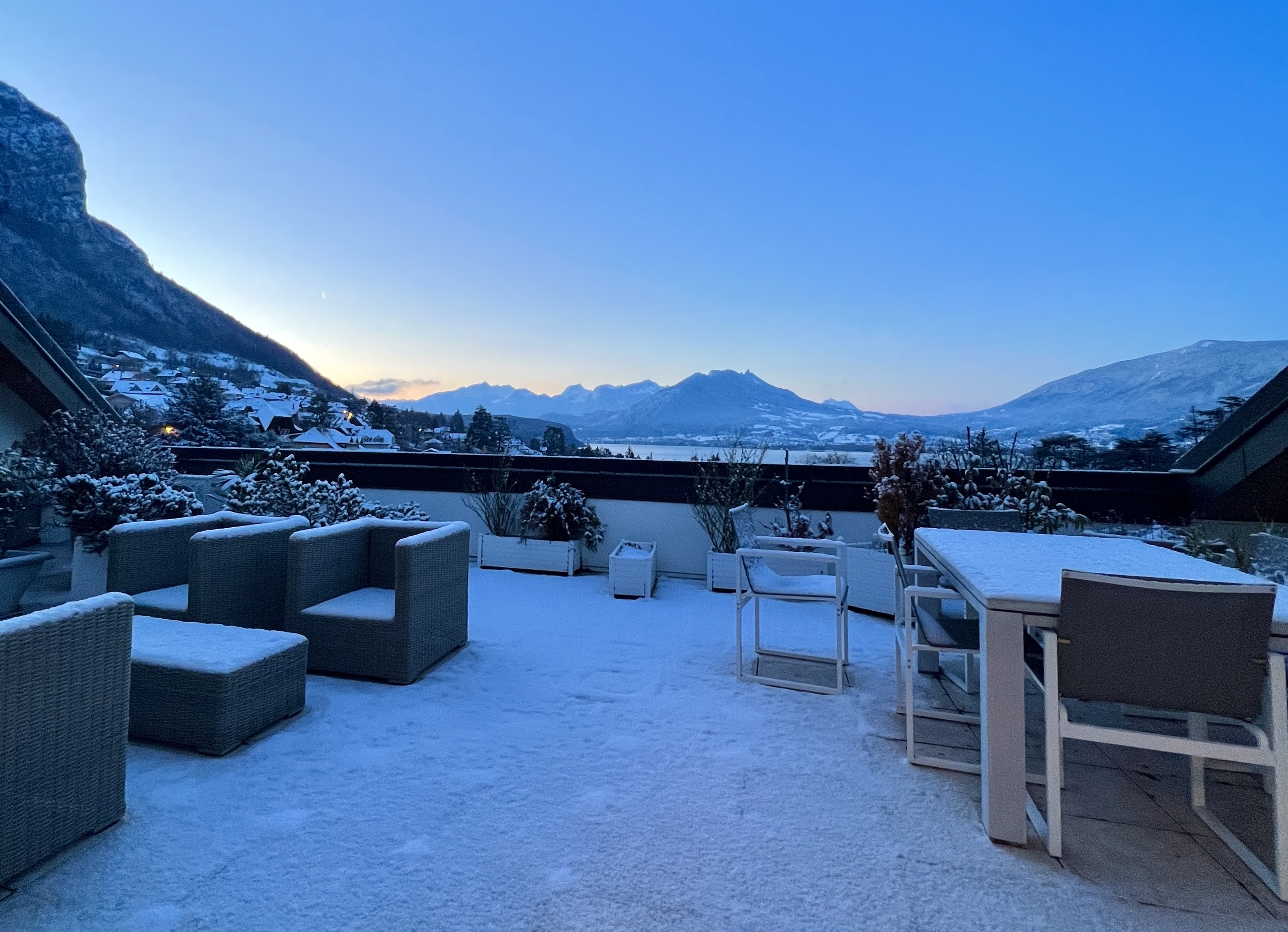 Verschneite Dachterrasse mit Bergblick