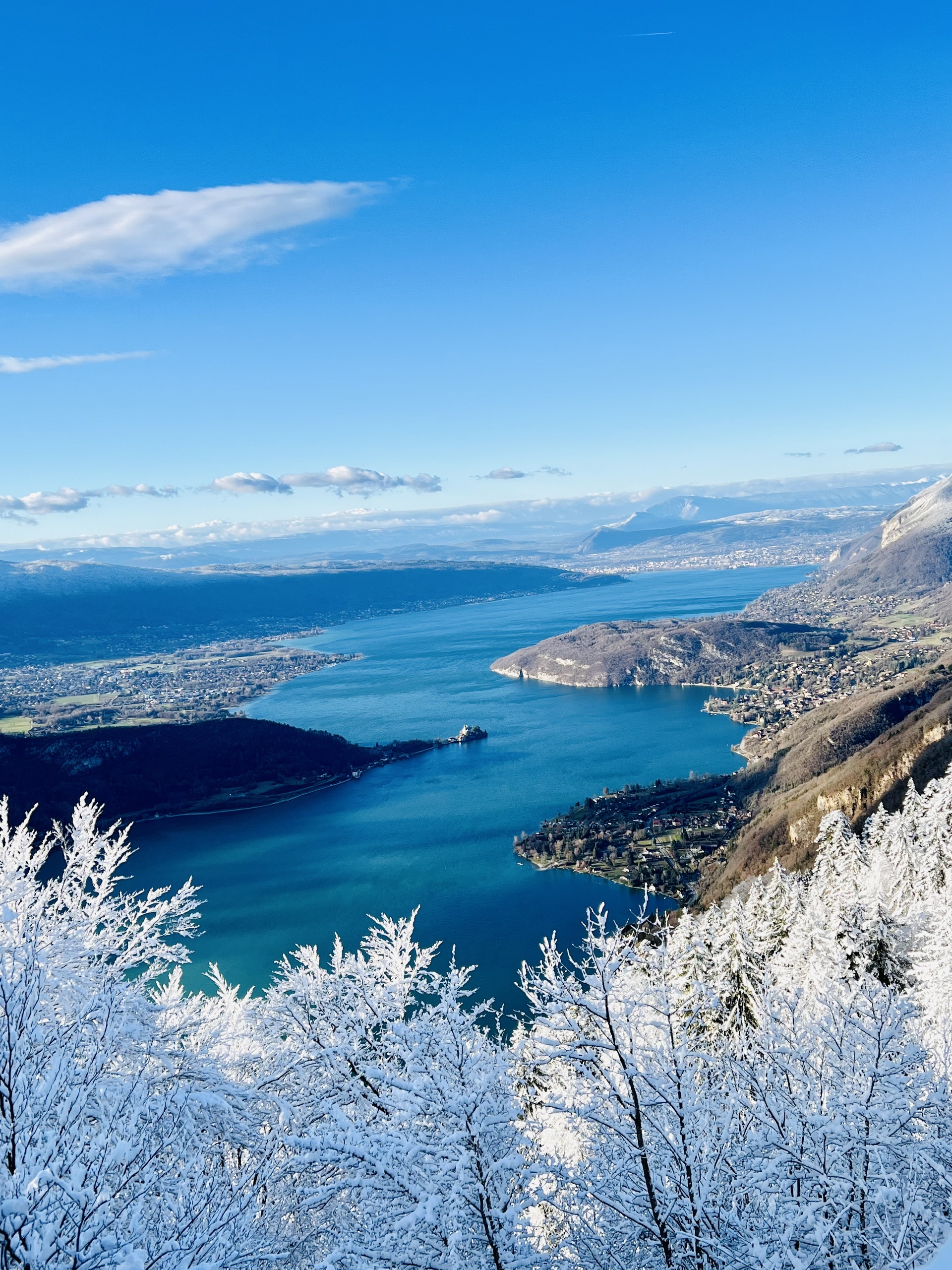 Landschaftsblick auf einen See mit verschneiter Bergkulisse