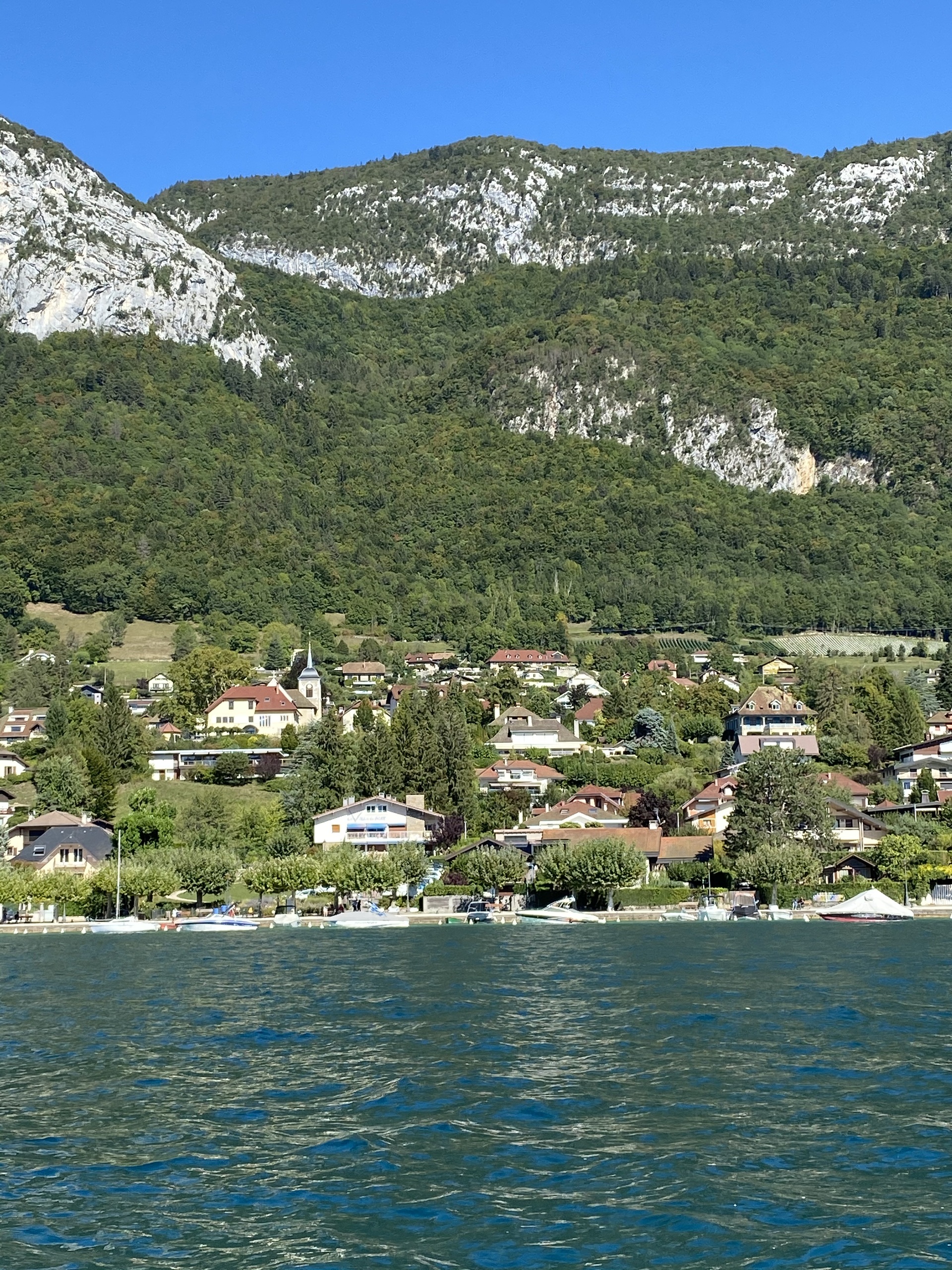 Seeblick auf eine alpine Uferstadt