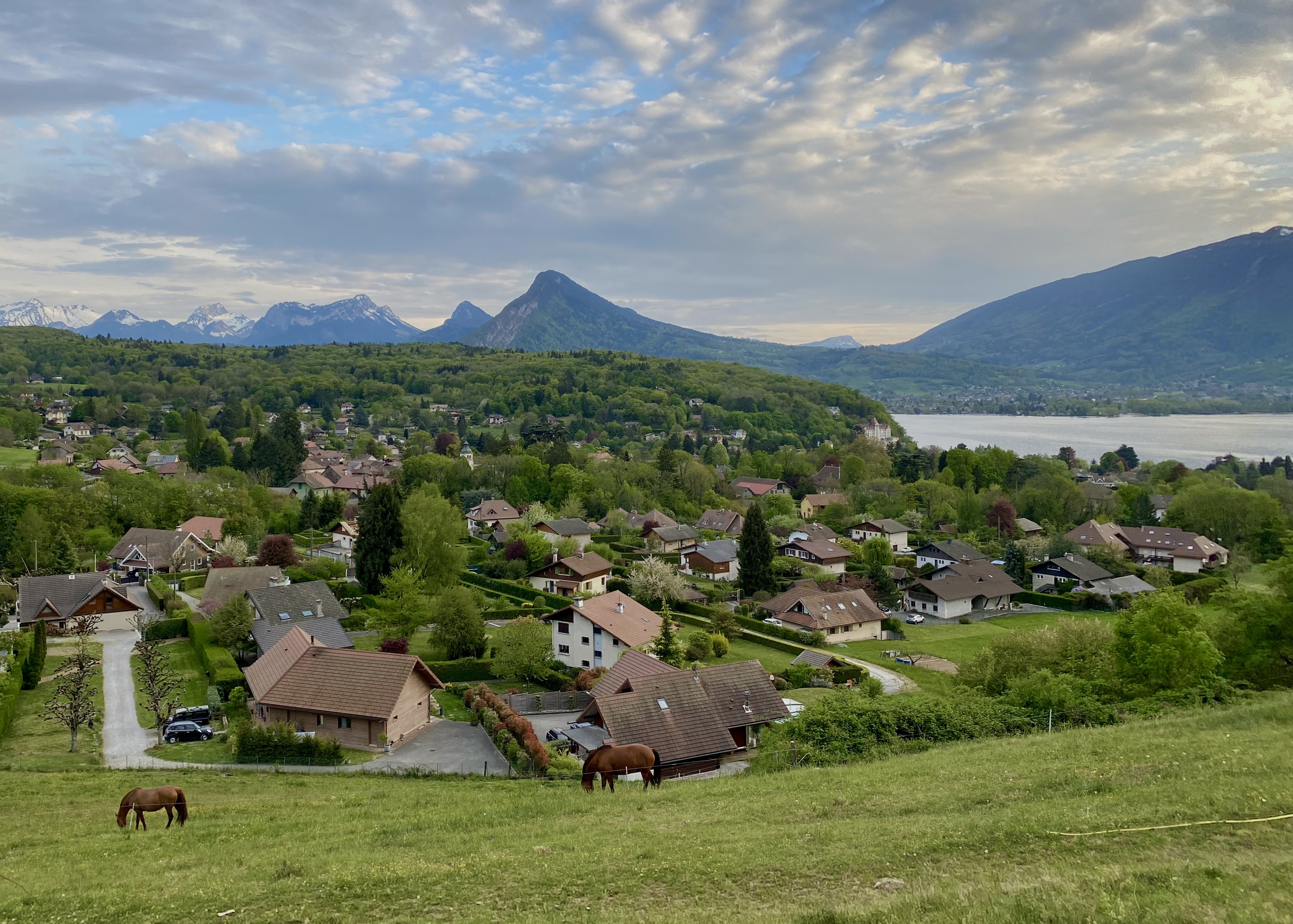 Panoramablick auf See, Berge und Wohngebiet