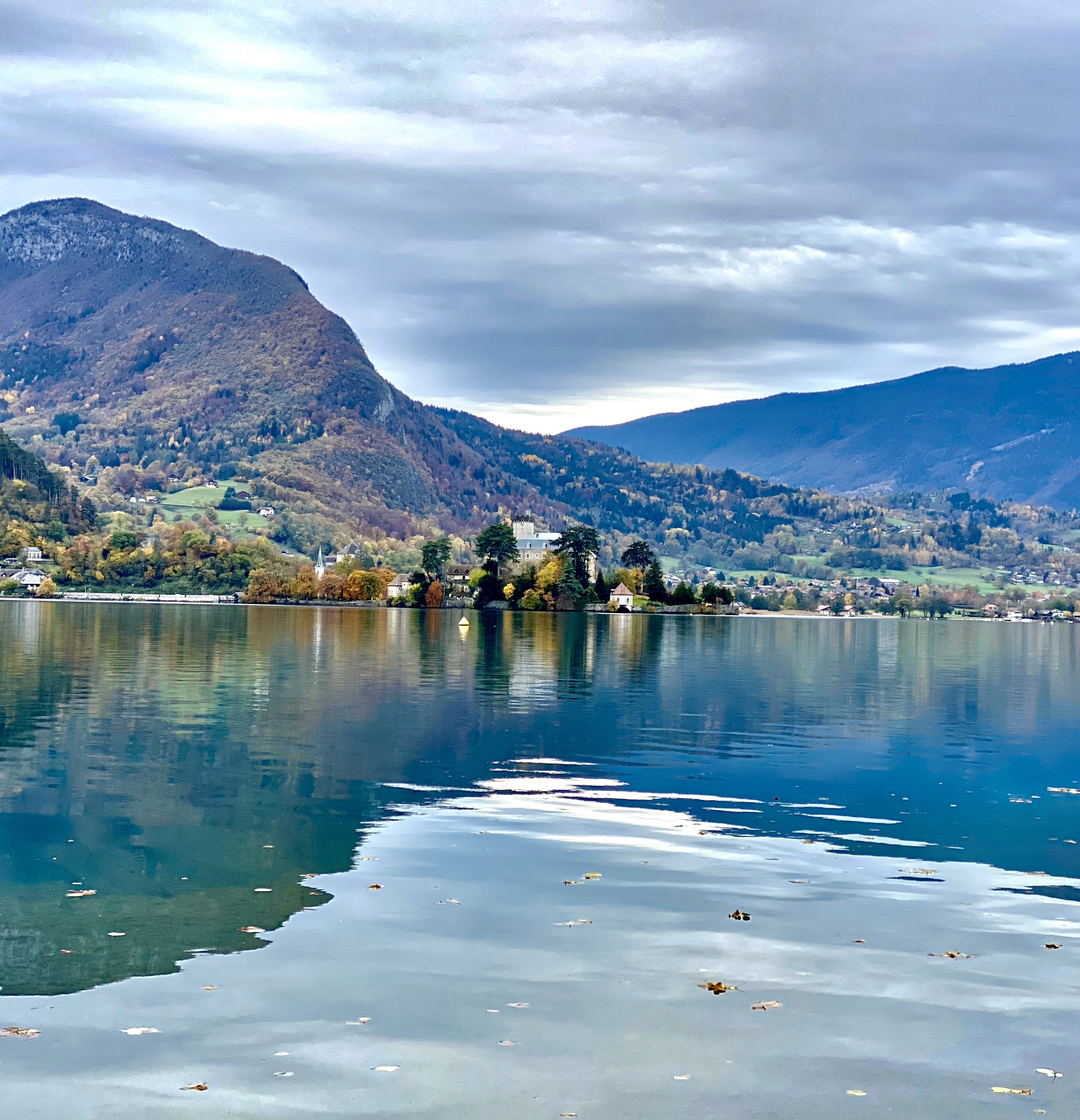 Landschaft mit See und Bergen