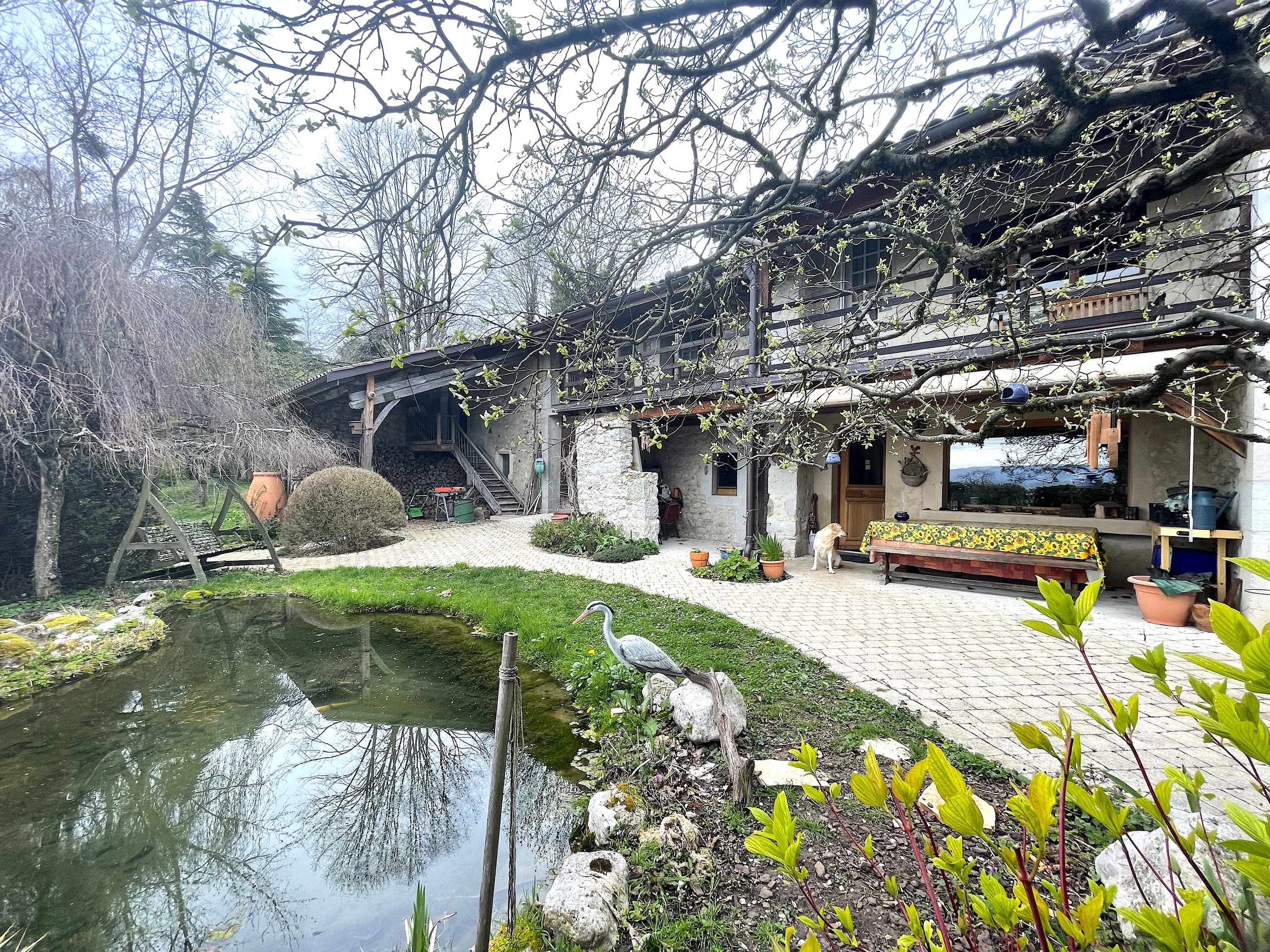 Ländliches Anwesen mit Garten und Teich