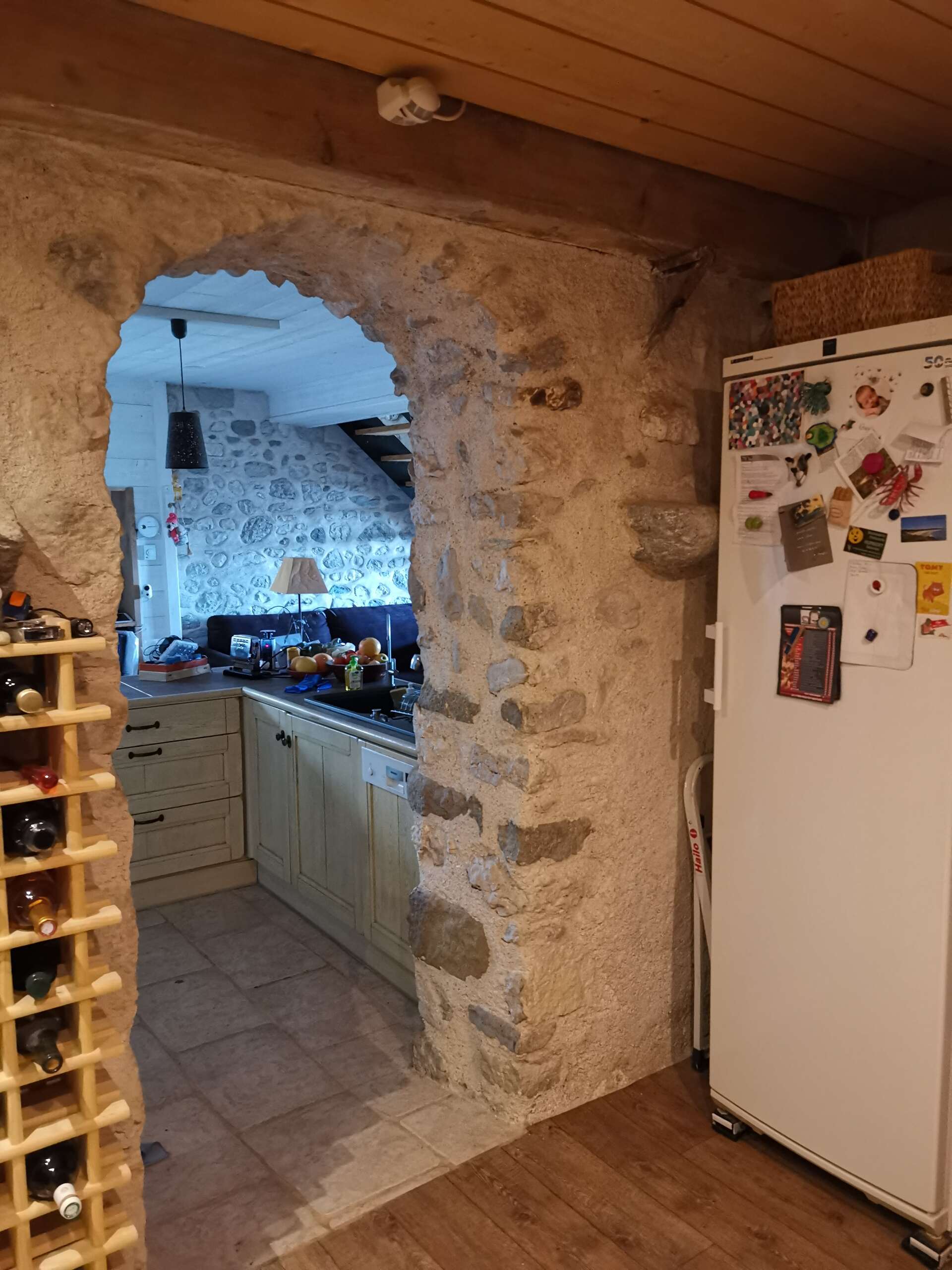 Rustikale Küche mit Natursteinbogen