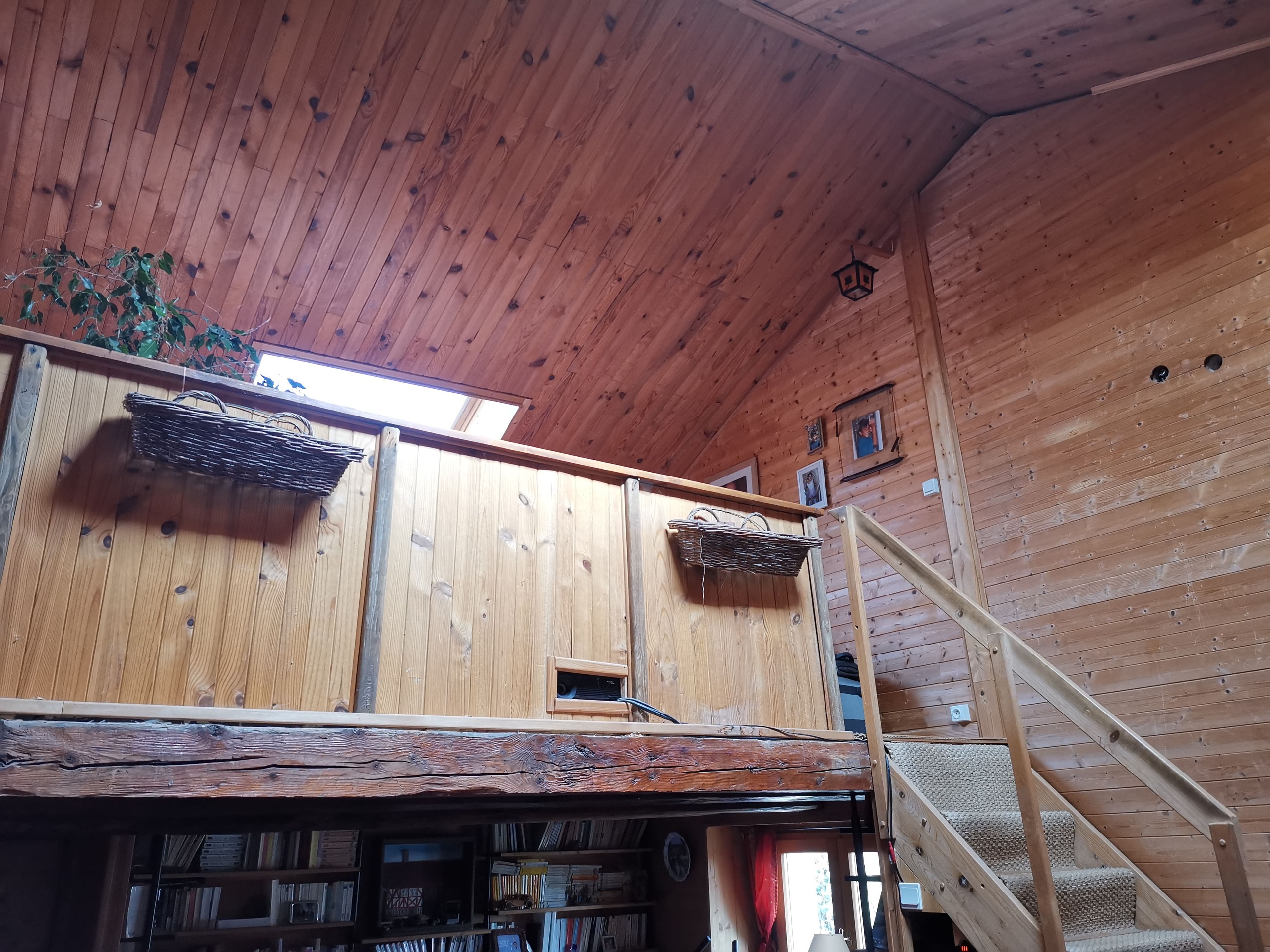 Holzverkleideter Dachraum mit Galerie und Treppe