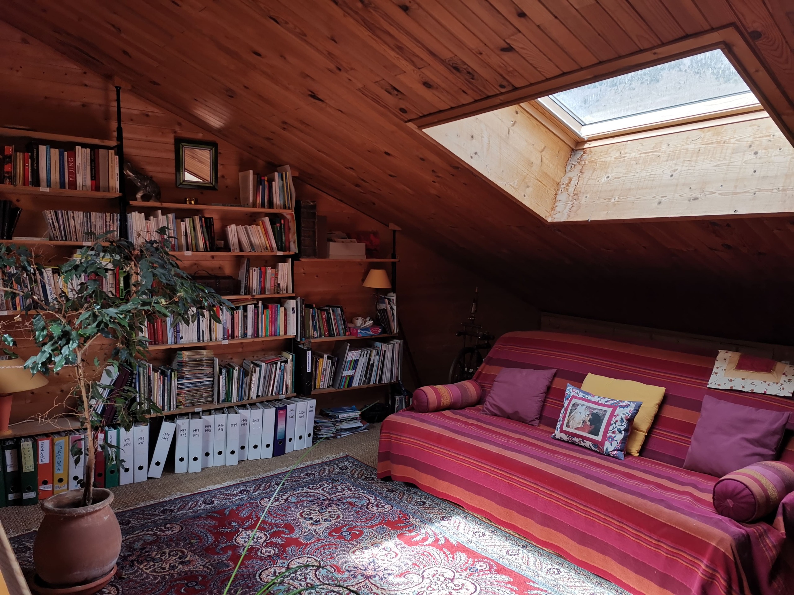 Gemütliches Dachgeschosszimmer mit Holzverkleidung