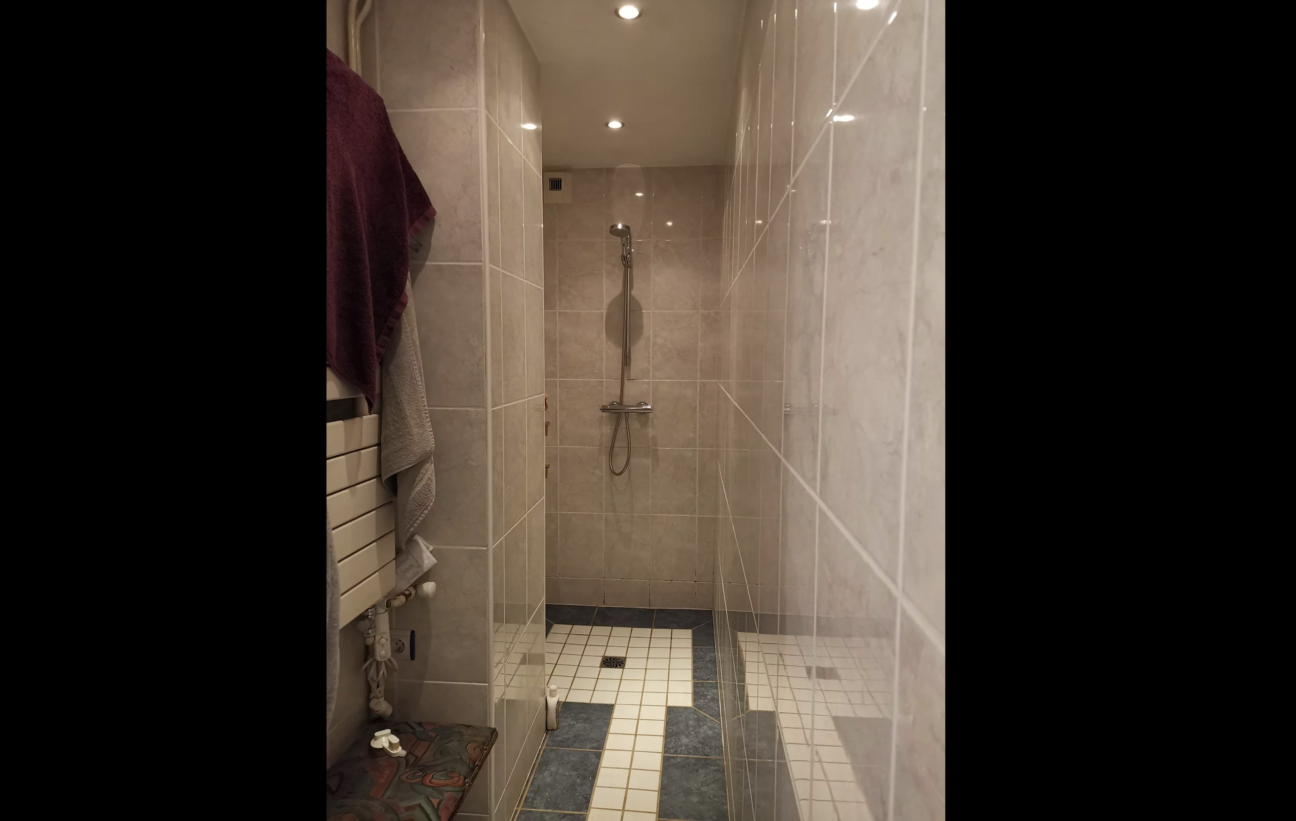 Begehbare Dusche mit Fliesen