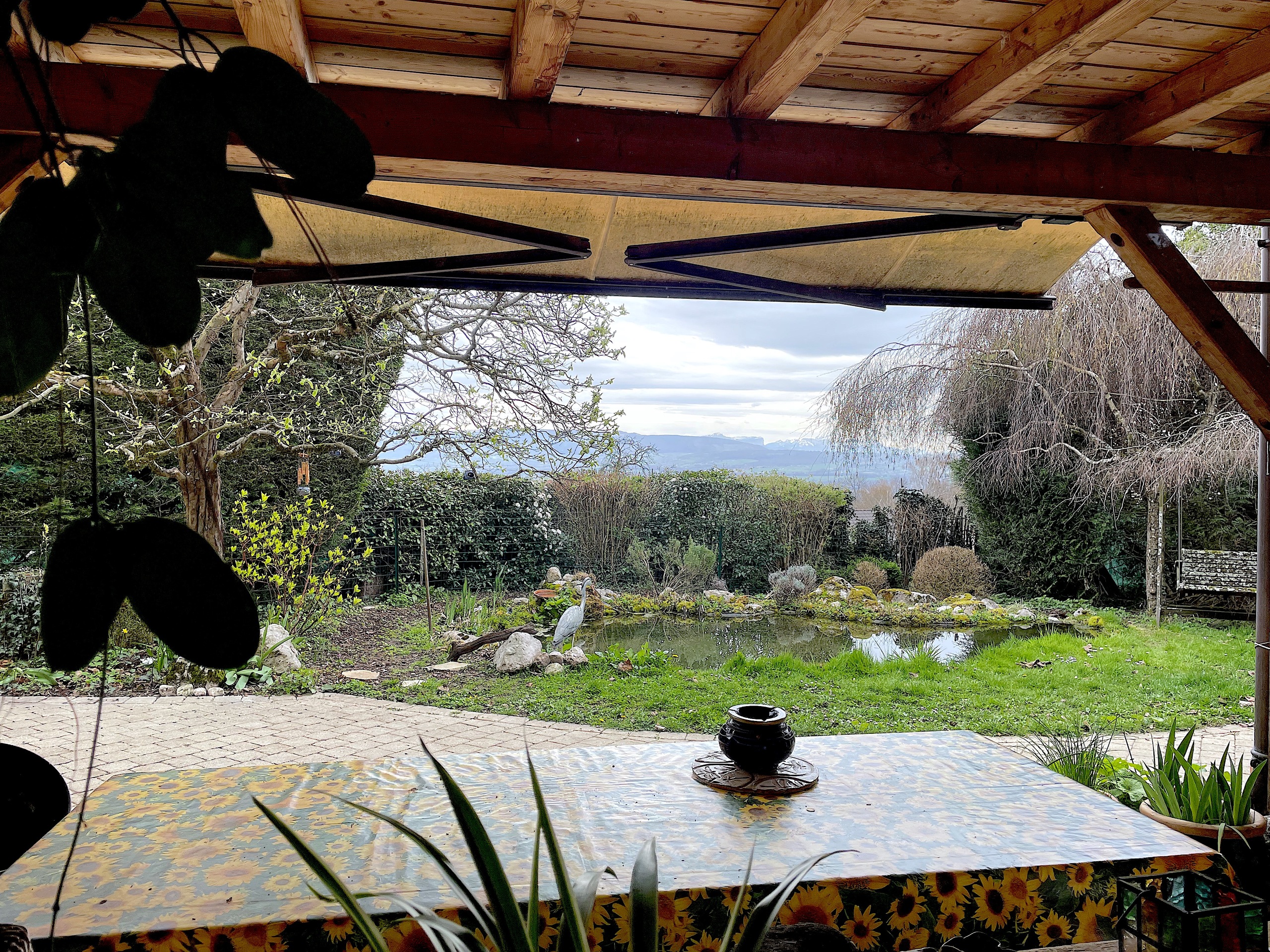 Gartenblick unter einer überdachten Terrasse