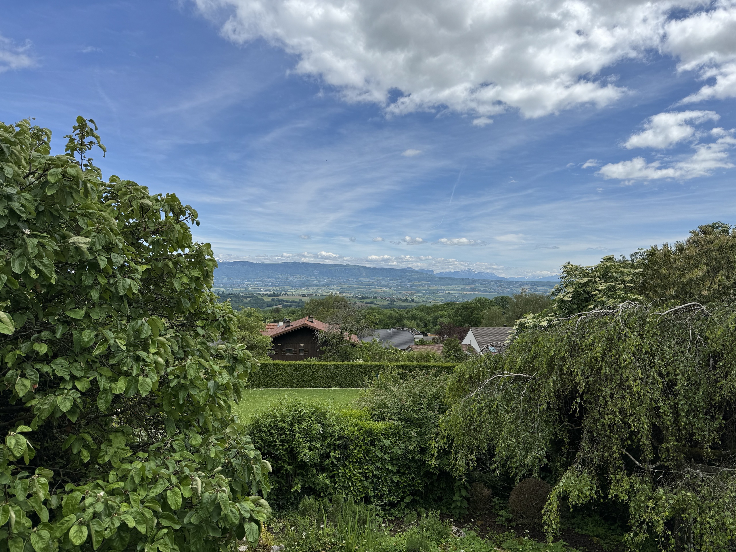Weitblick über Garten und Landschaft