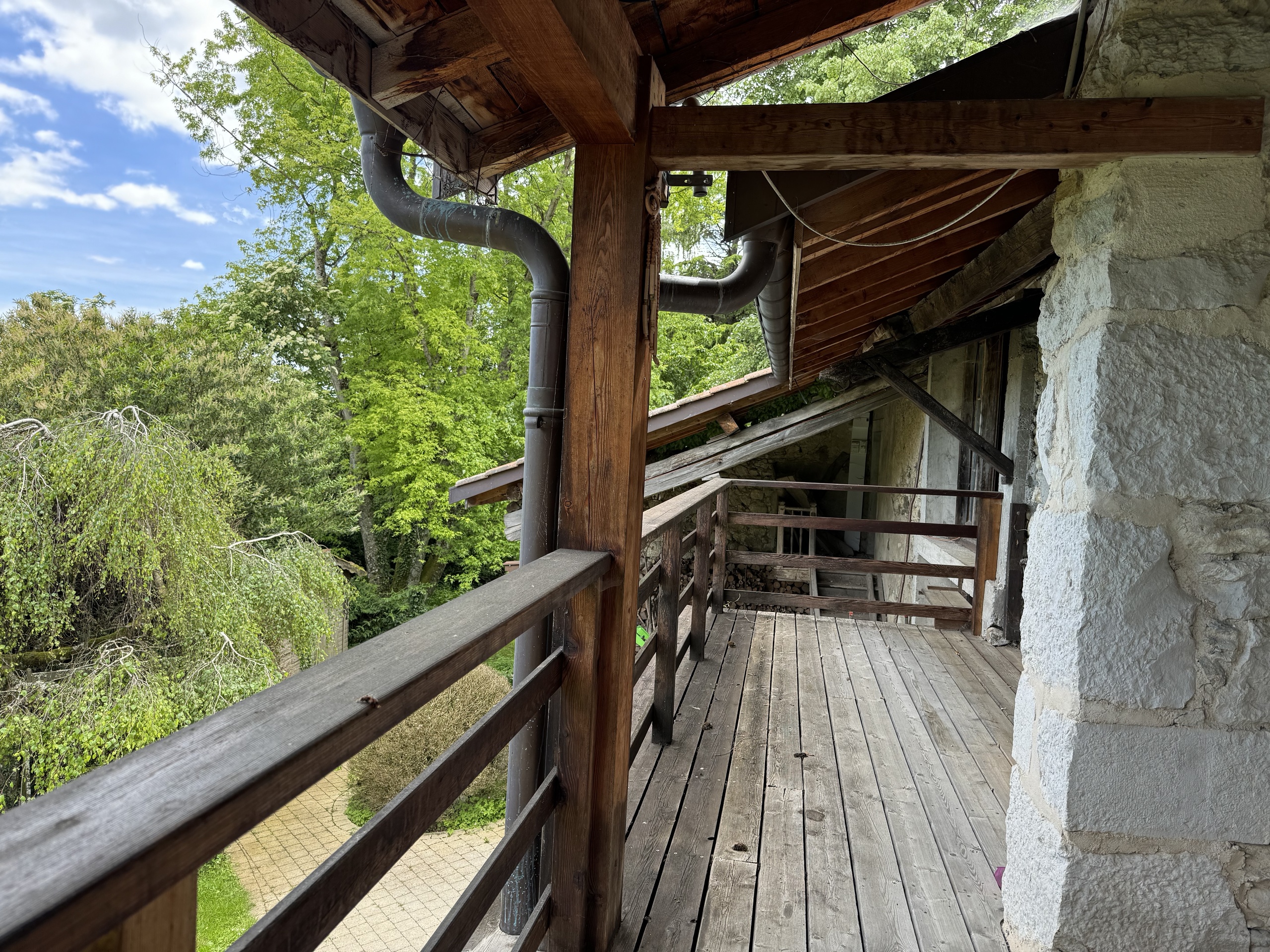 Überdachter Außenbalkon mit Holzgeländer