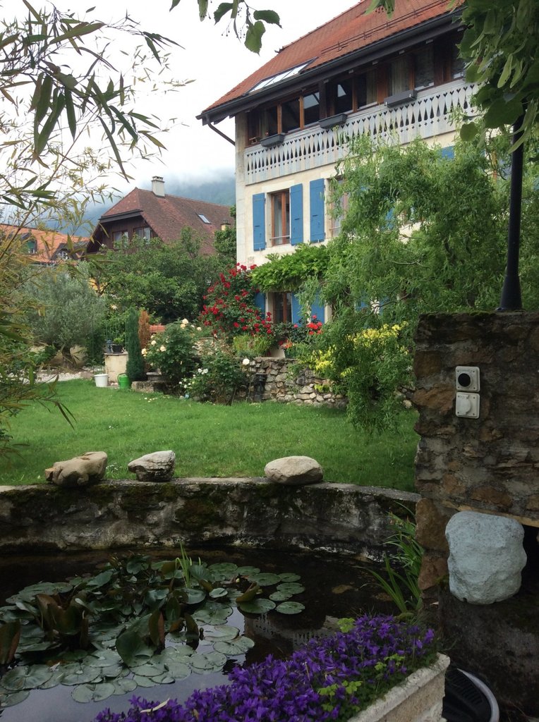 Haus mit Garten und Teich