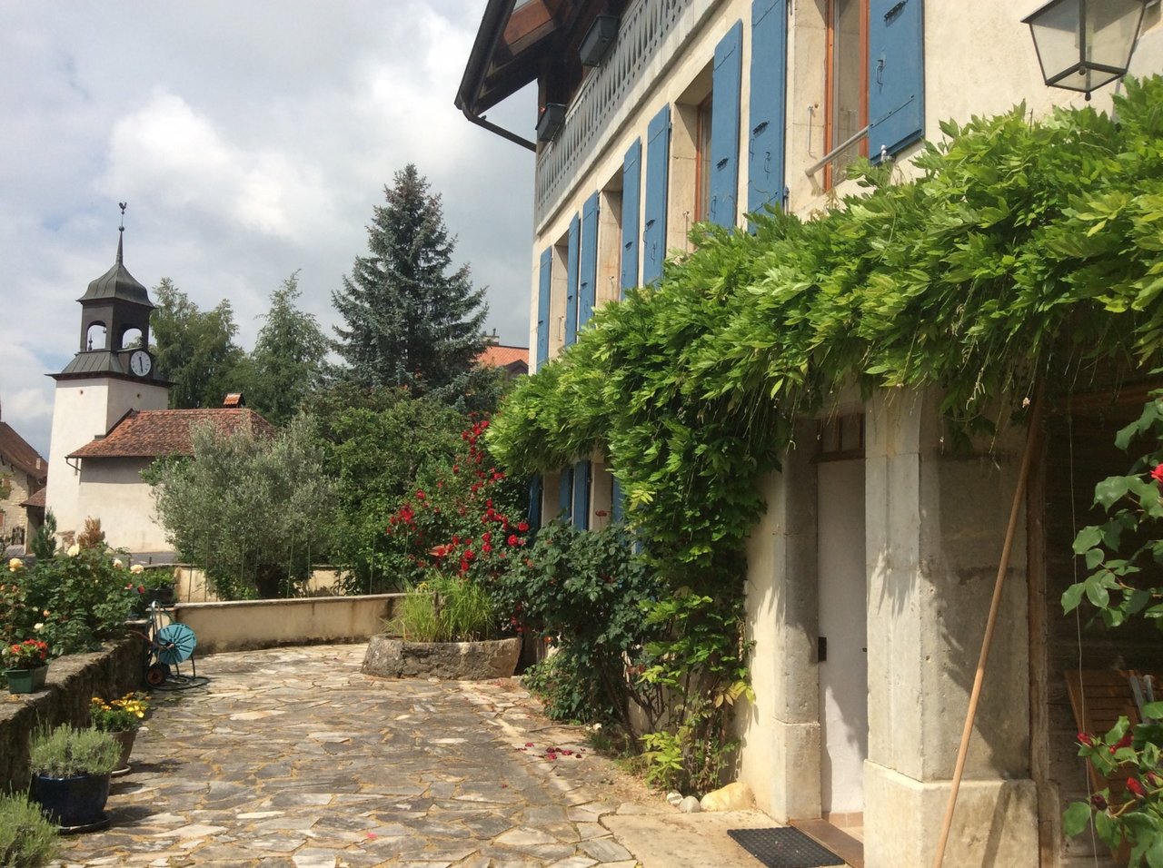 Historischer Garten- und Fassadenblick