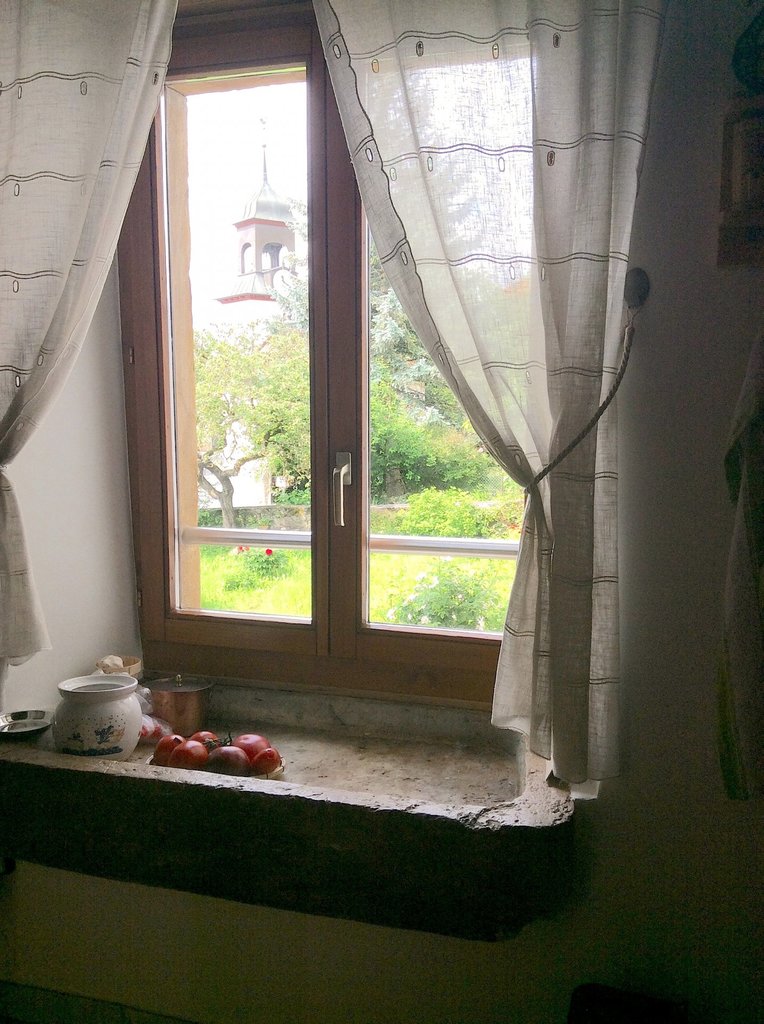 Fenster mit Blick ins Grüne