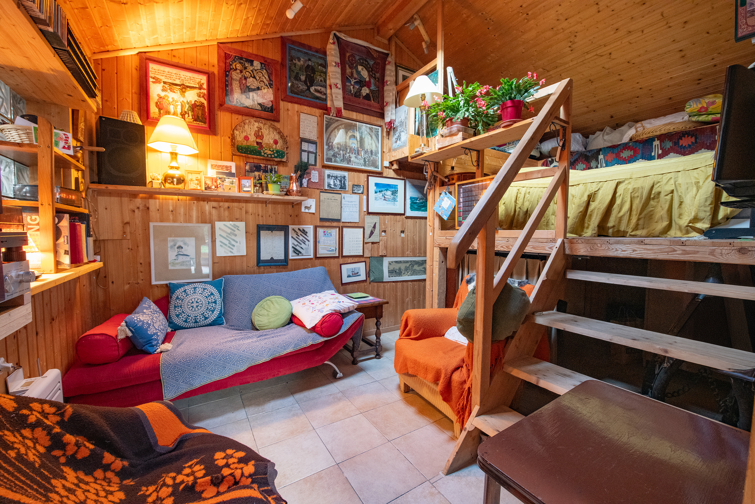 Gemütlicher Holzraum mit Hochbett und Sitzbereich