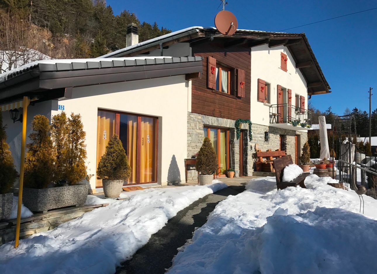 Einfamilienhaus mit schneebedecktem Vorgarten
