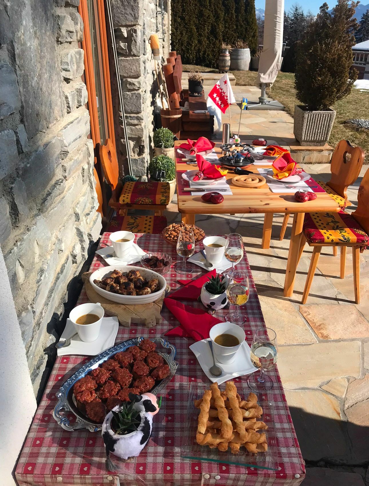 Gemütliche Terrasse mit gedecktem Tisch
