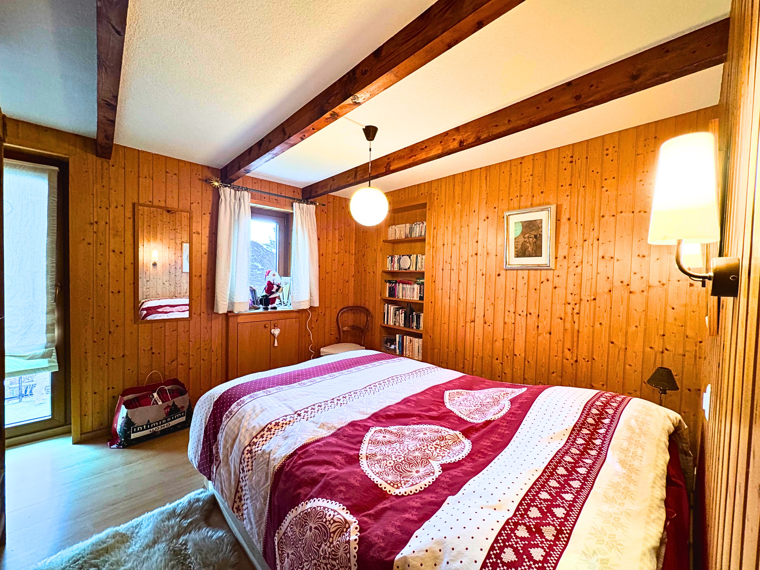Gemütliches Schlafzimmer mit Holzvertäfelung
