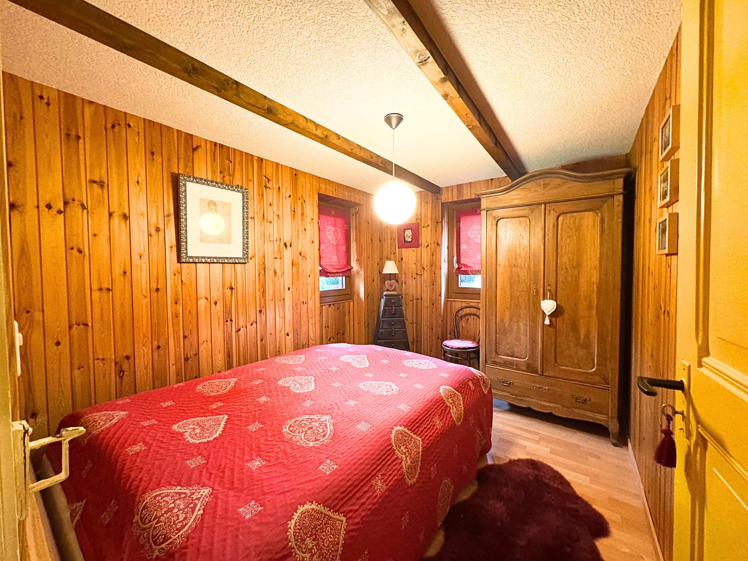 Gemütliches Schlafzimmer mit Holzvertäfelung