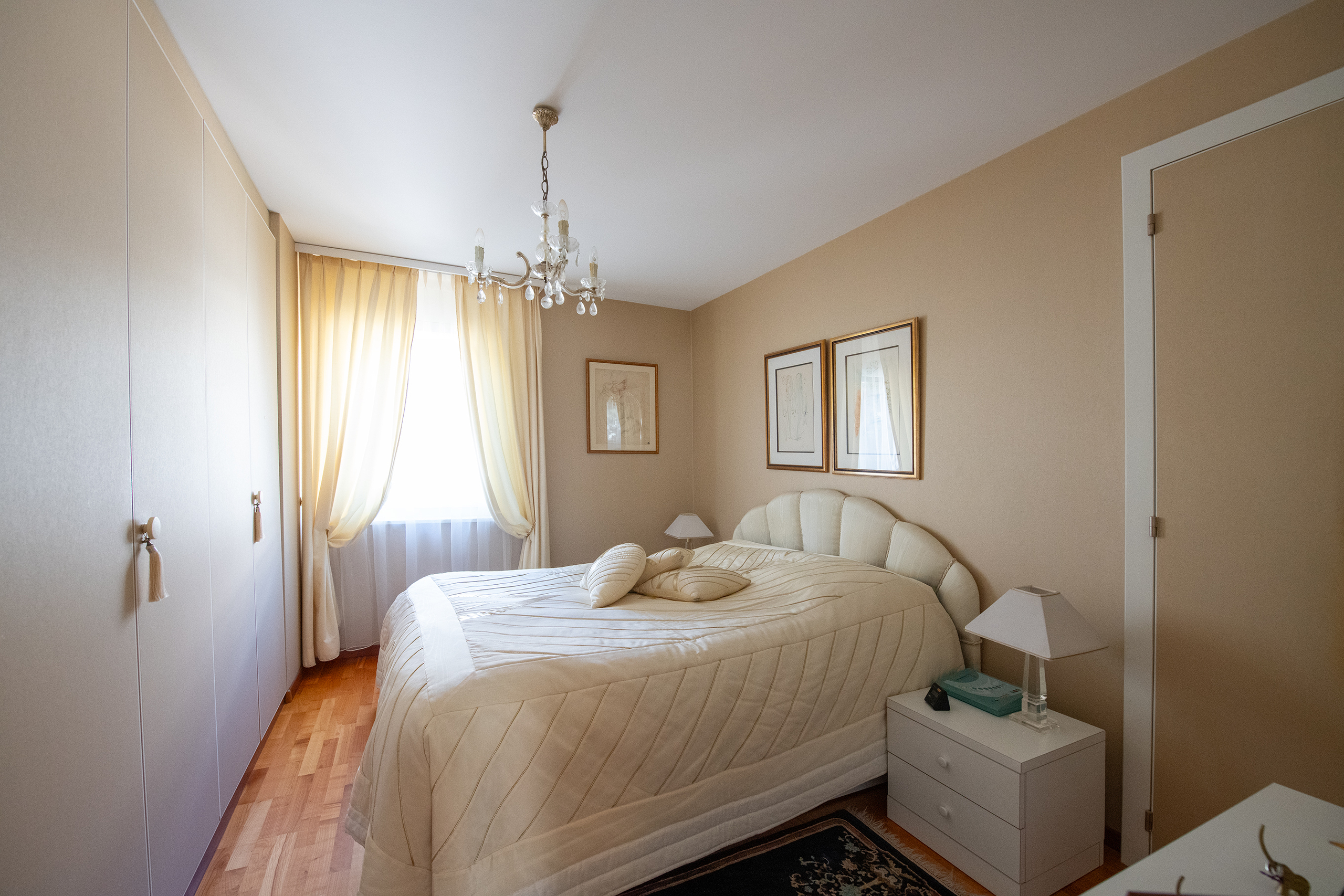 Helles, elegantes Schlafzimmer mit klassischer Einrichtung
