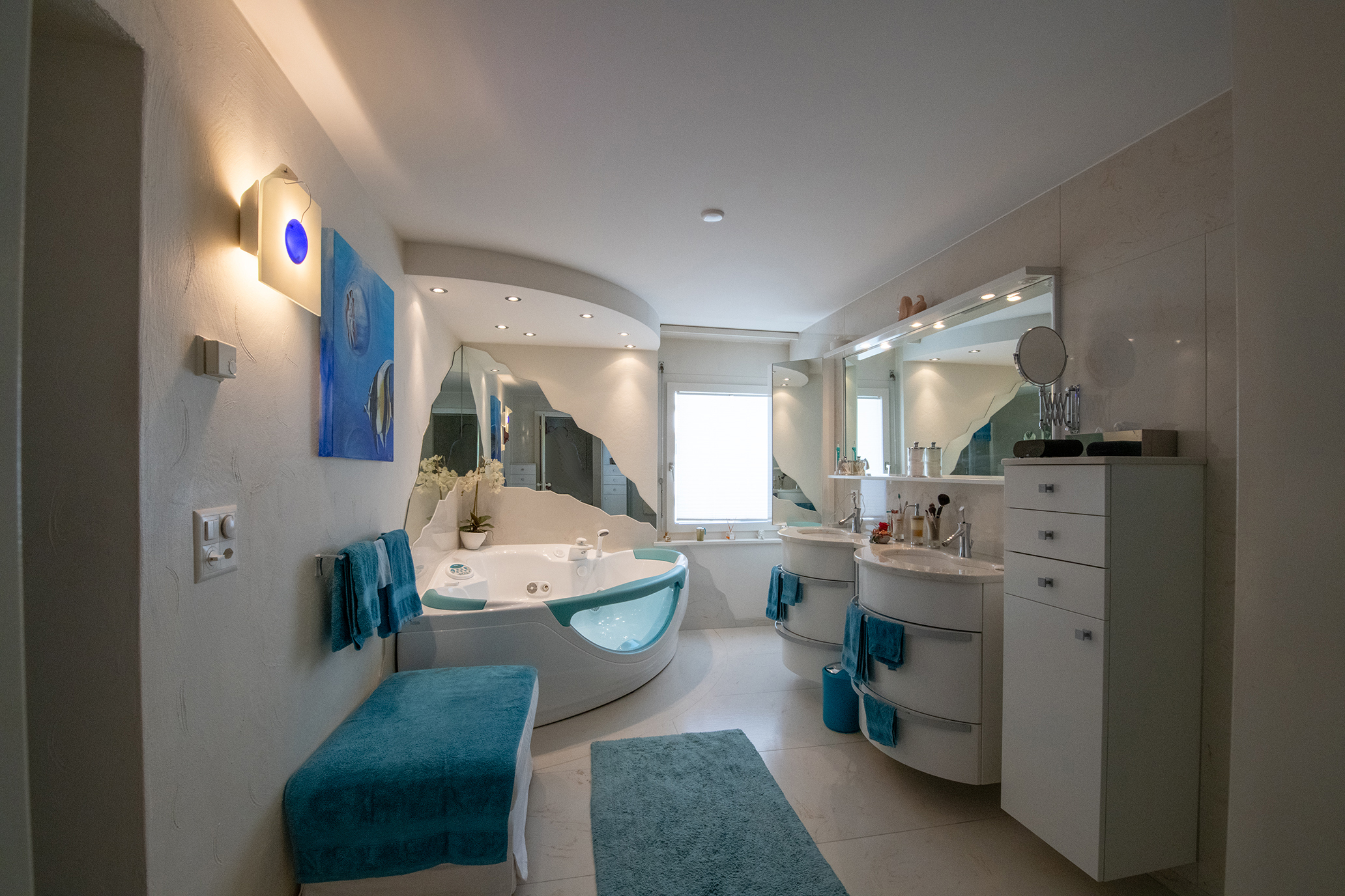 Modernes Badezimmer mit zwei Waschbecken und Whirlpool-Wanne