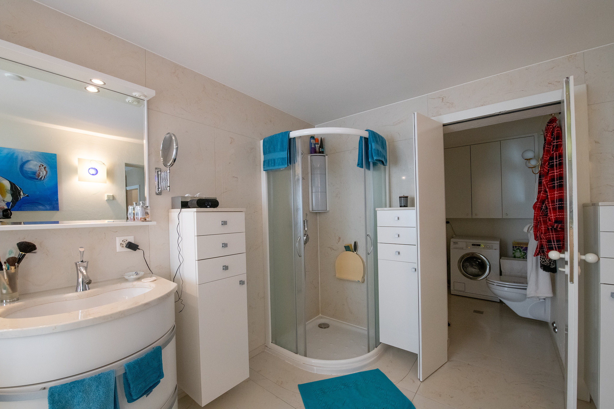 Modernes Badezimmer mit Dusche und Waschbereich