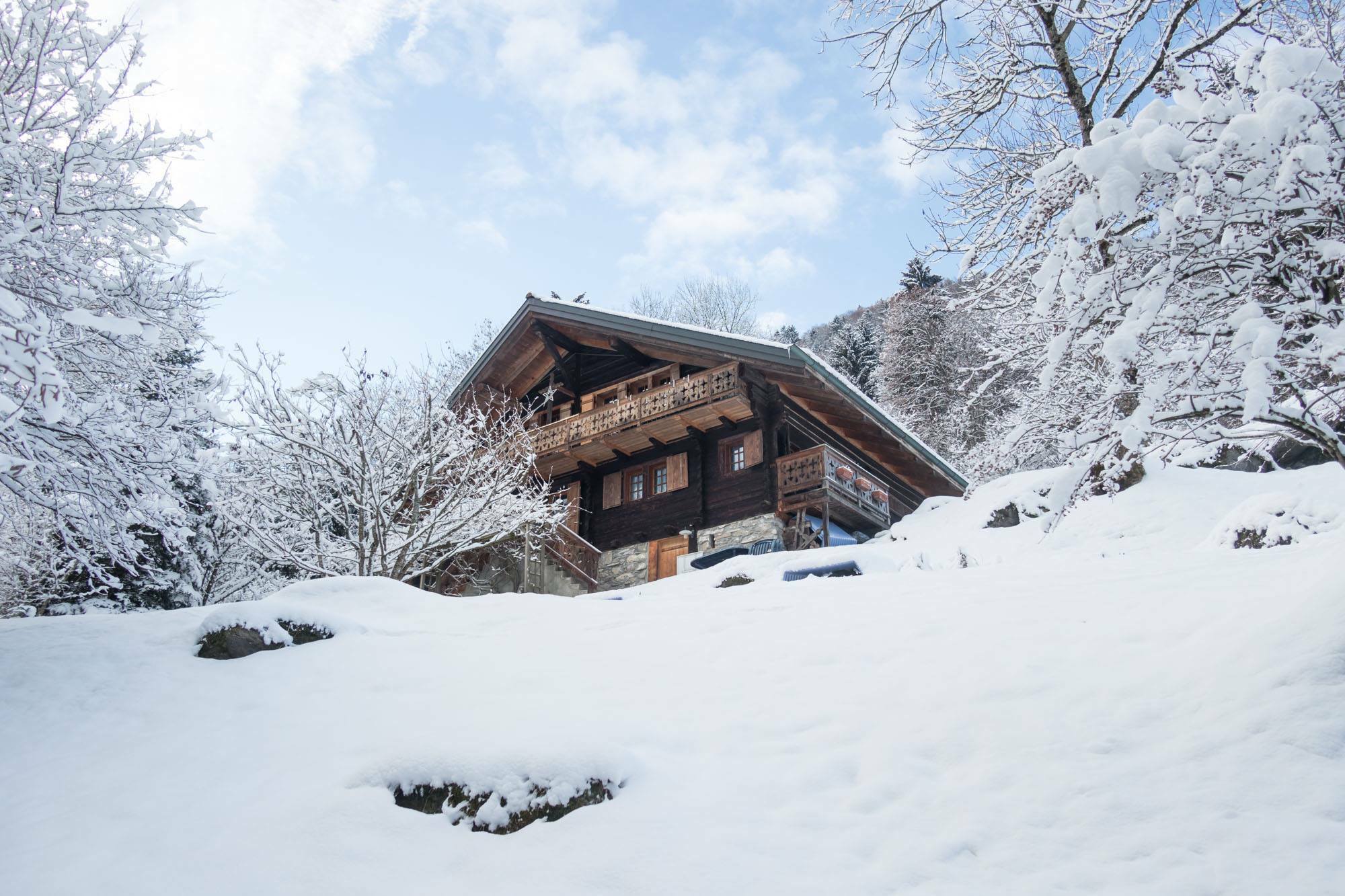Verschneites Holzchalet im Winter