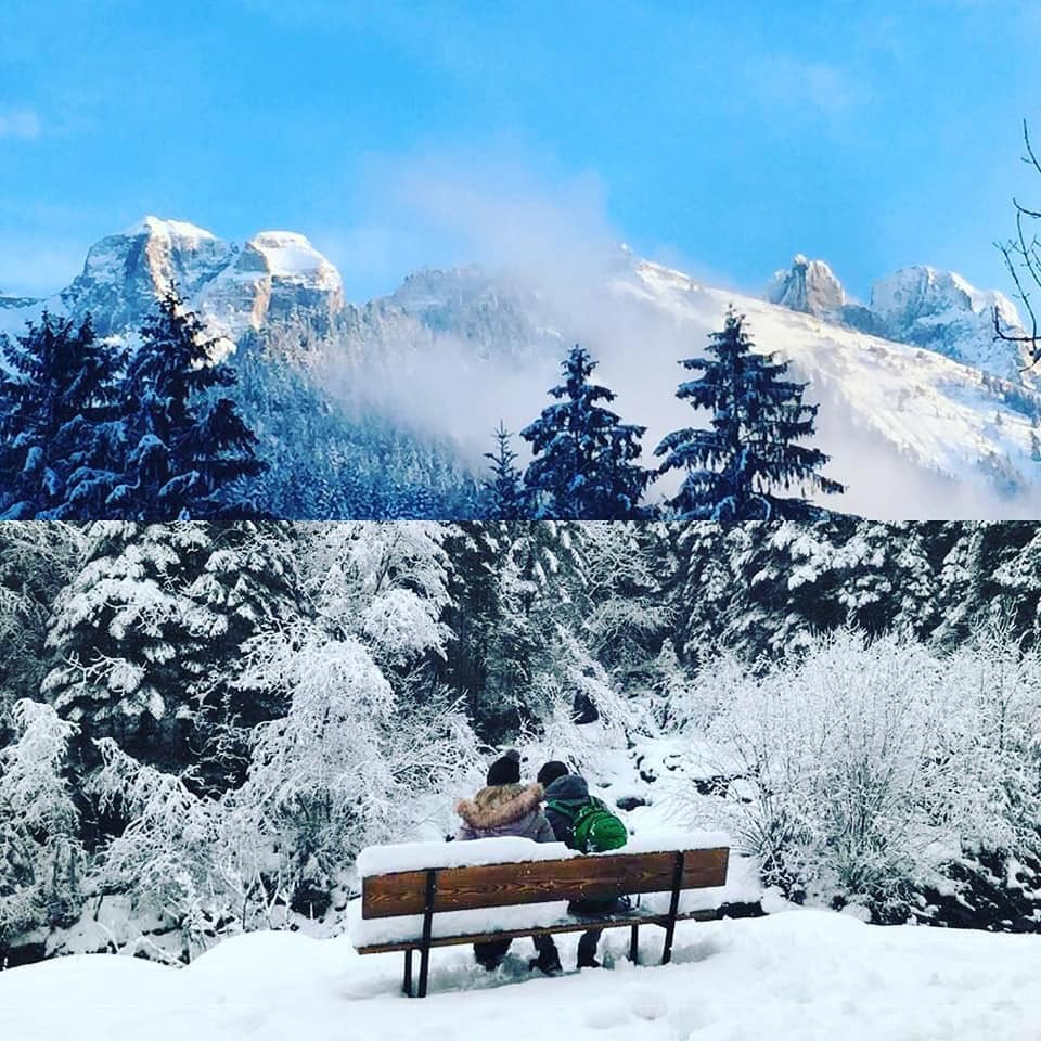 Winterliche Berglandschaft mit Bank