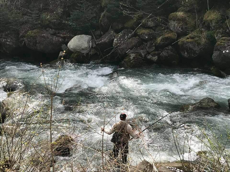 Fluss mit Person beim Fischen