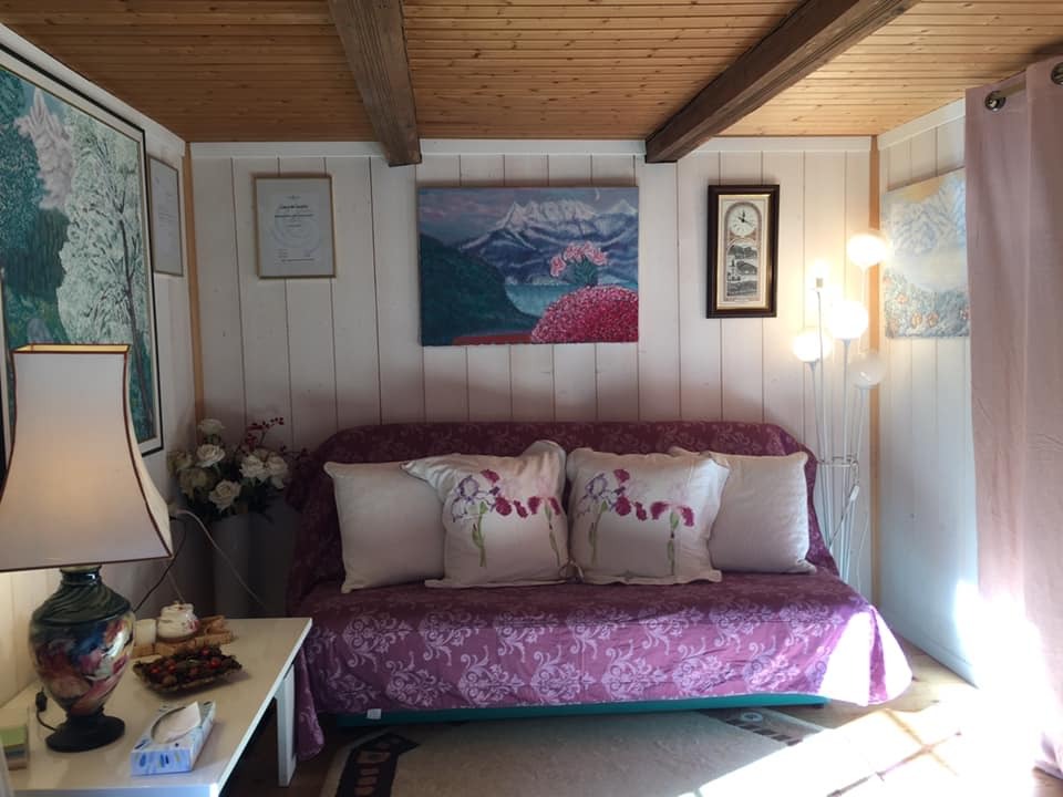 Gemütliches Wohnzimmer mit Holzdecke