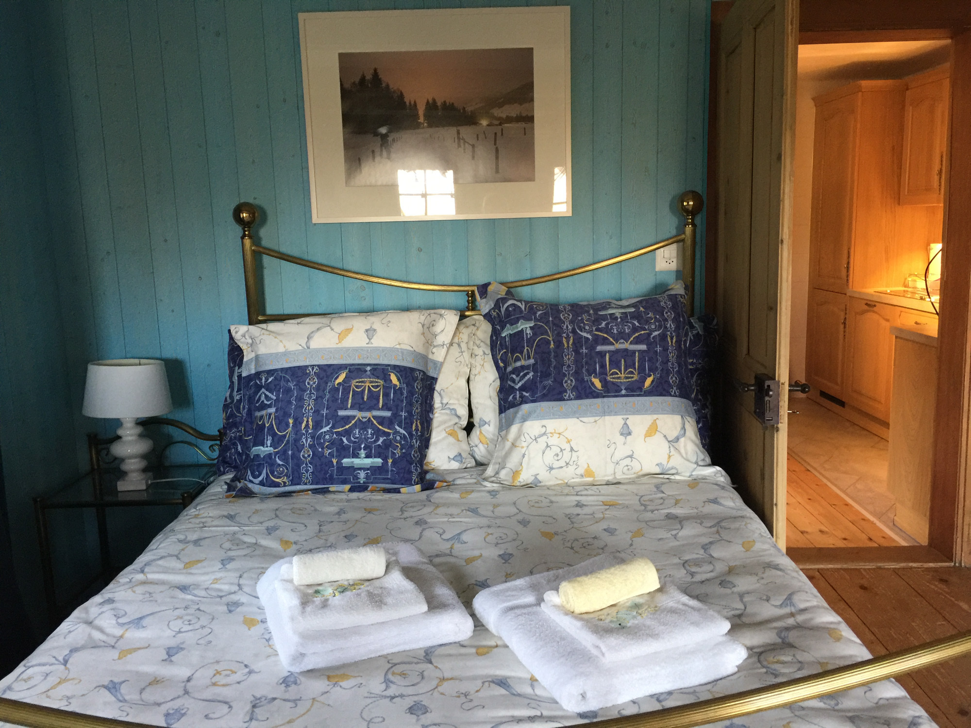 Gemütliches Schlafzimmer mit Blick ins Bad