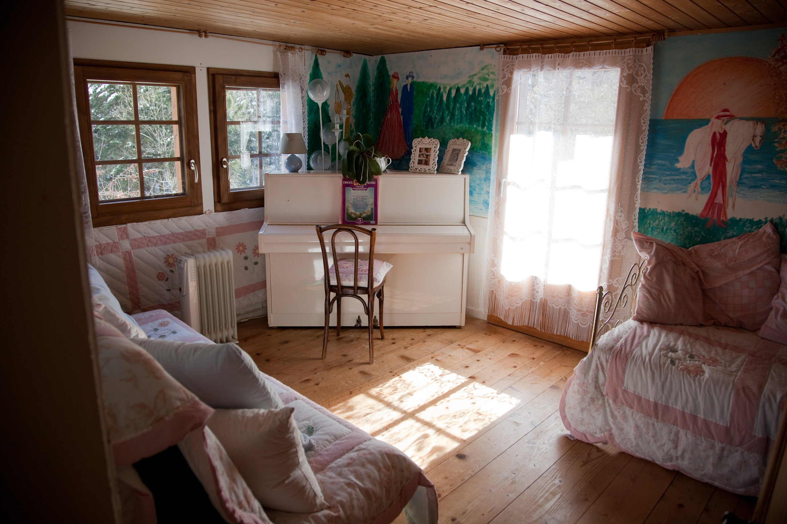 Gemütliches Schlafzimmer mit Holzverkleidung und romantischer Einrichtung