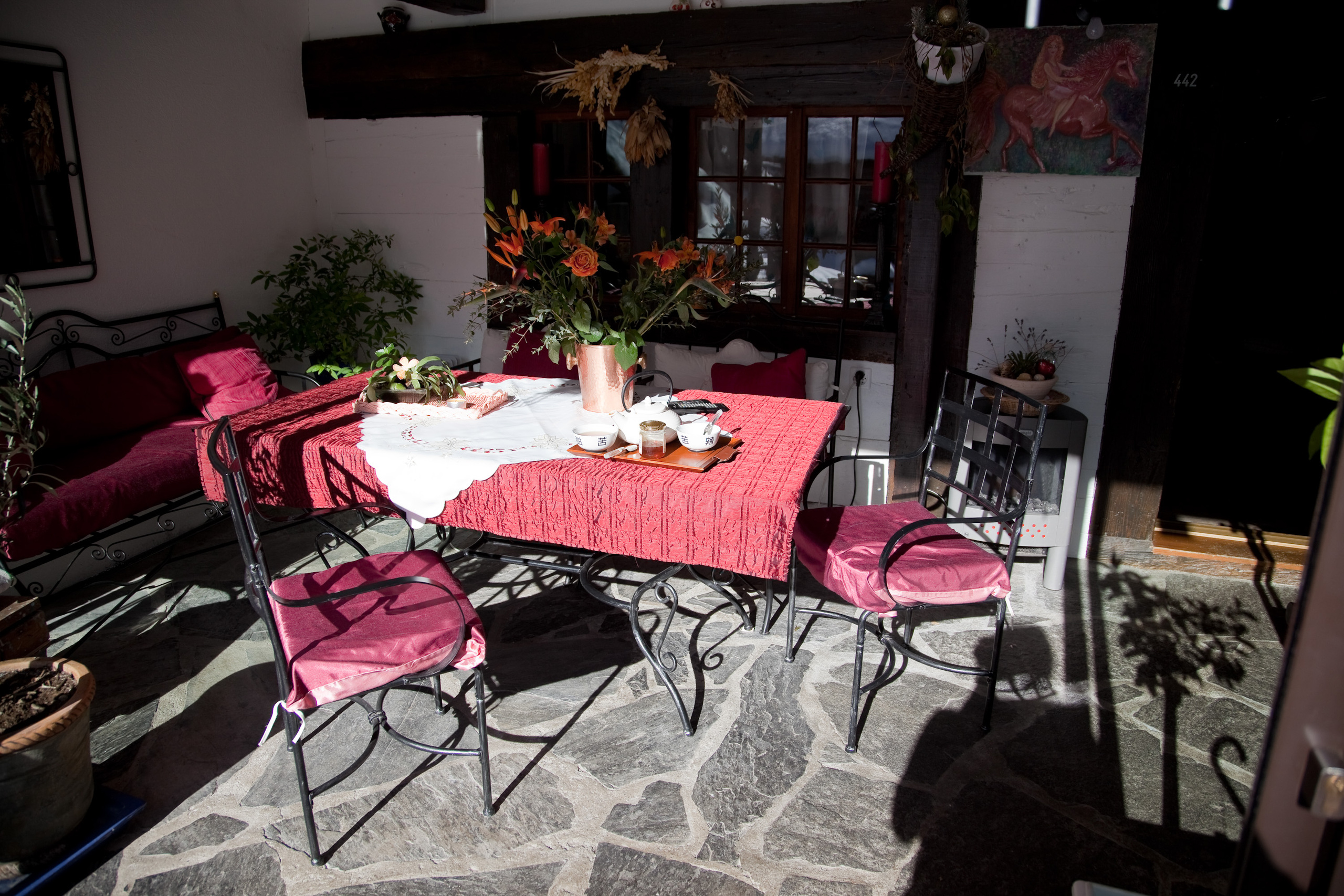 Überdachte Terrasse mit Essbereich