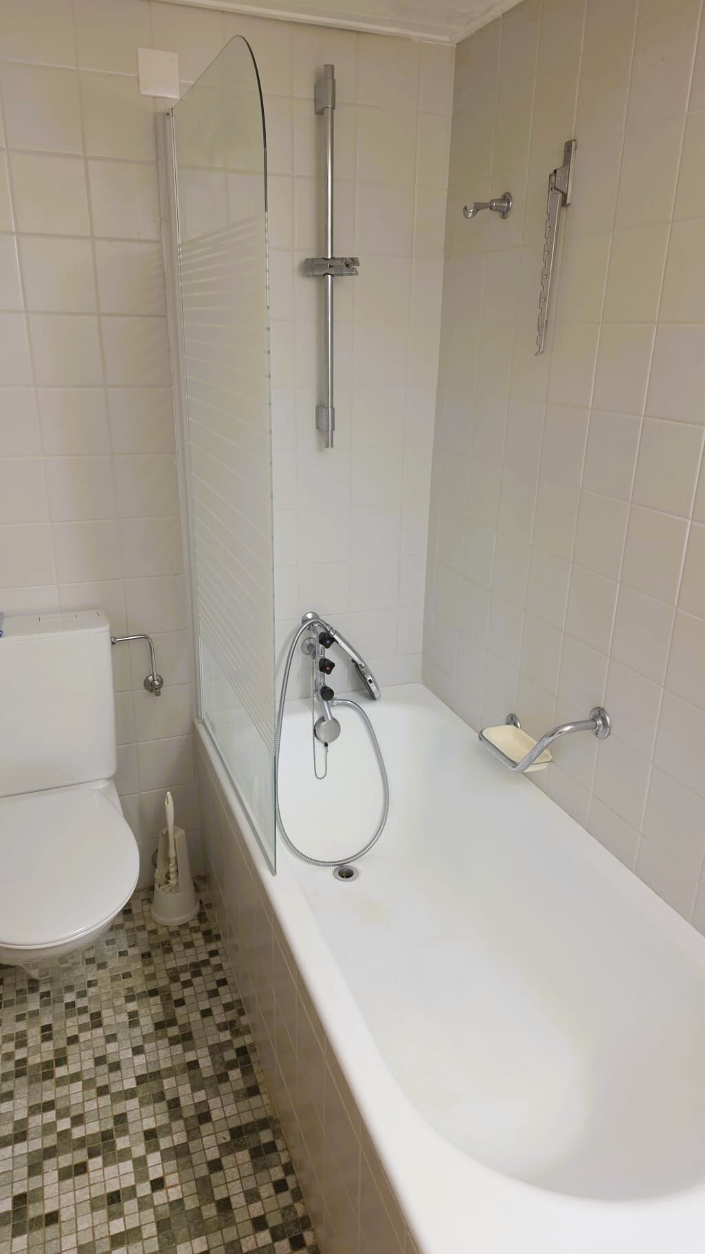 Kompaktes Badezimmer mit Badewanne und WC