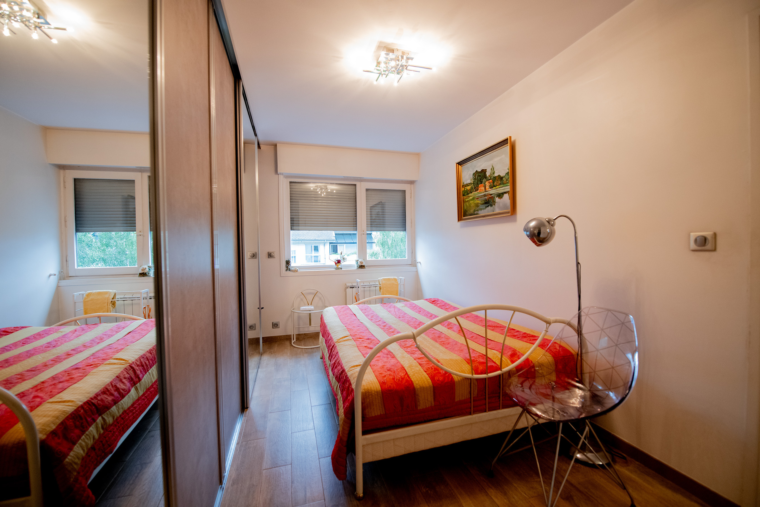 Helles Schlafzimmer mit Doppelbett und Spiegelkleiderschrank