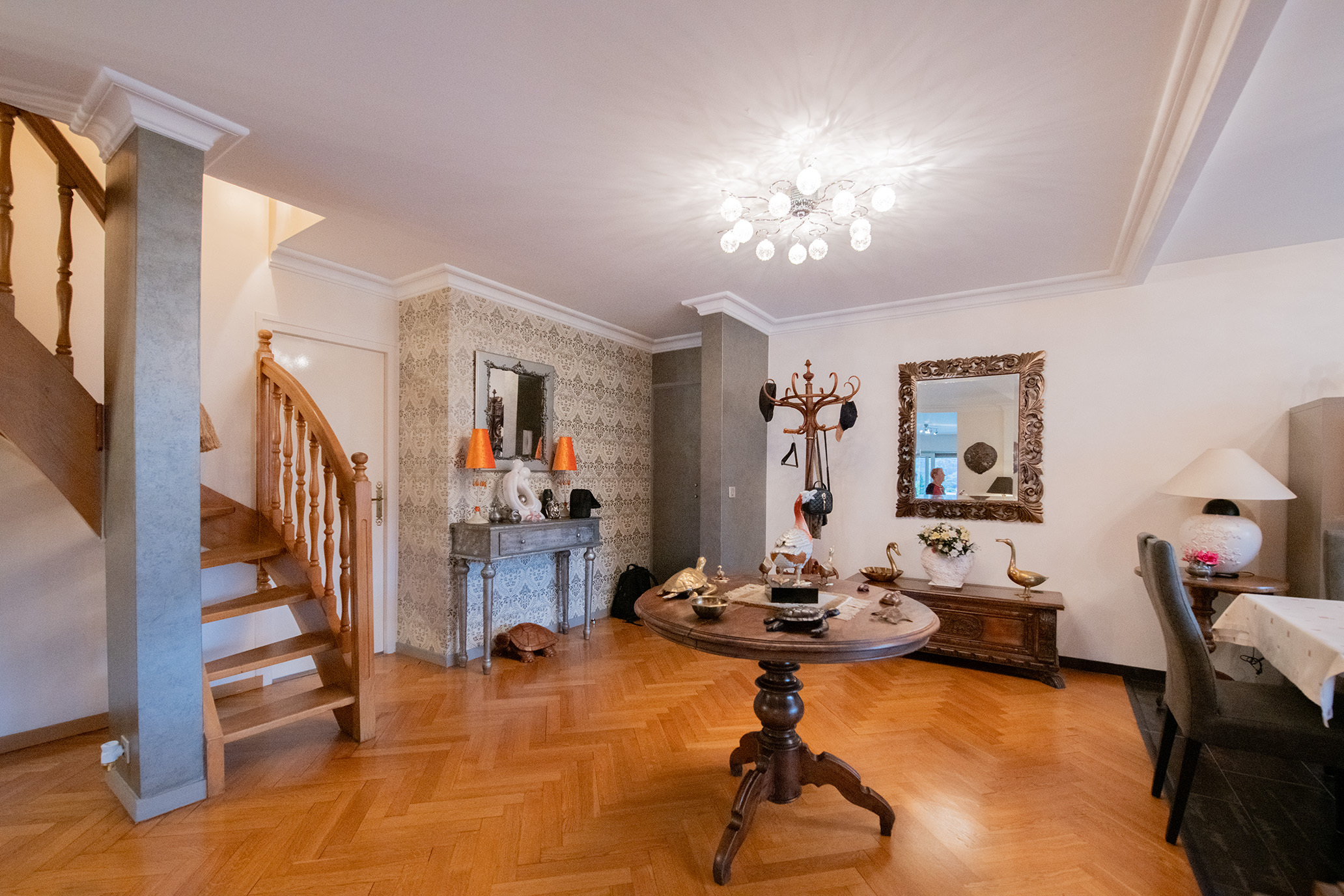 Eleganter Flur mit Treppe und Essbereich