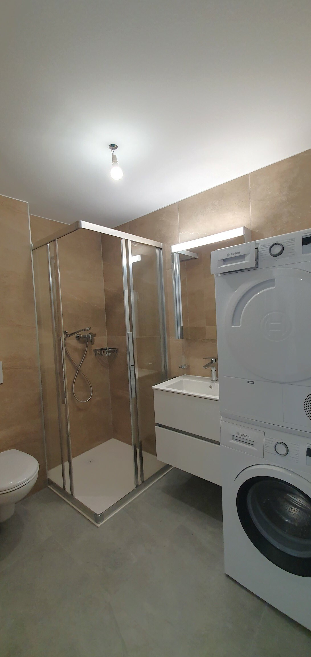 Modernes Bad mit Dusche und Waschmaschine