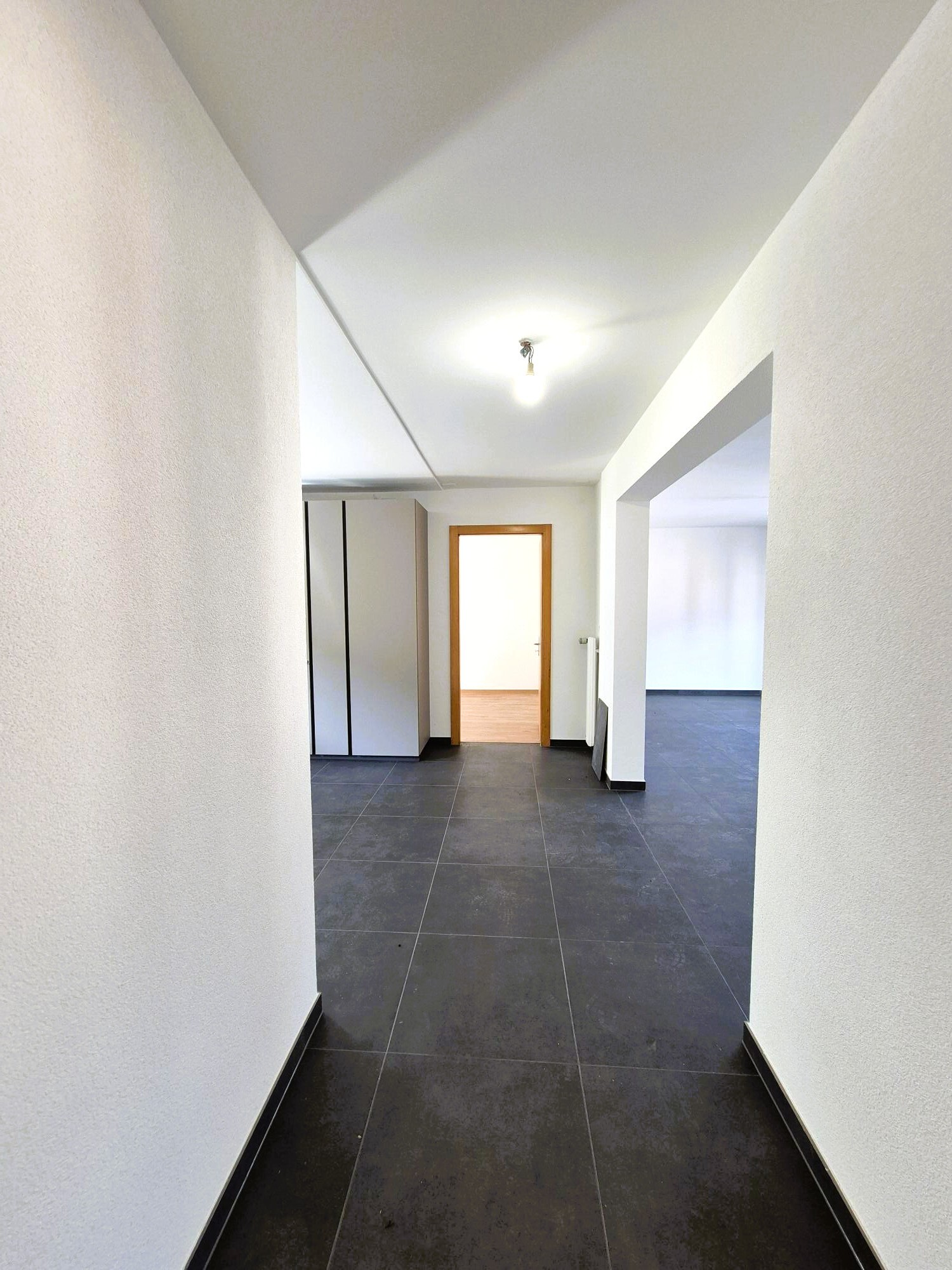 Flur mit großformatigen Bodenfliesen