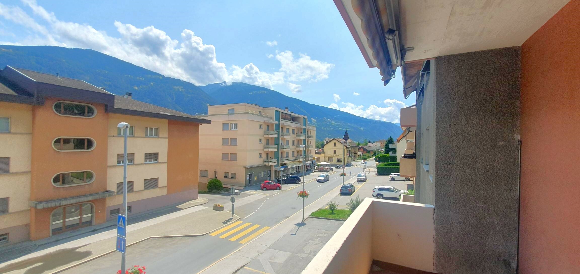 Balkon mit Berg- und Straßenblick