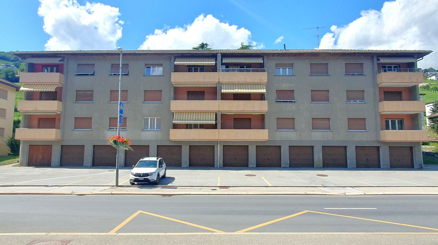 Mehrfamilienhaus mit Garagen und Balkonen