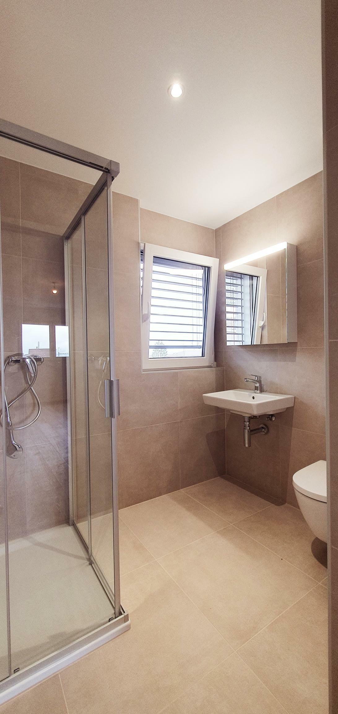 Modernes Badezimmer mit bodengleicher Dusche