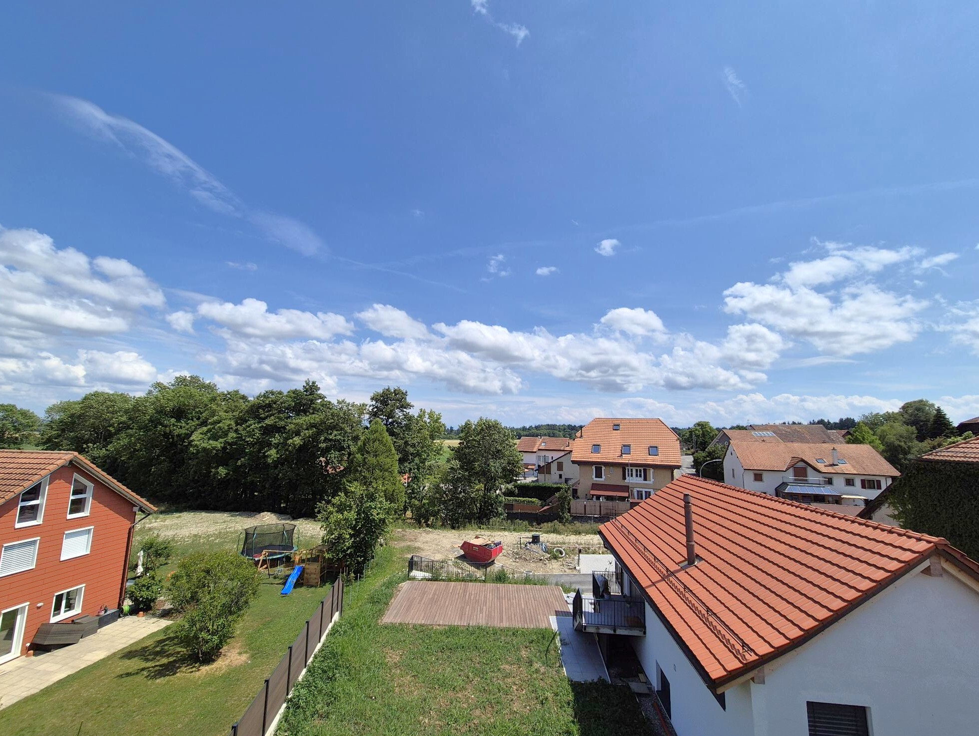 Dach- und Gartenblick über ein Wohngebiet