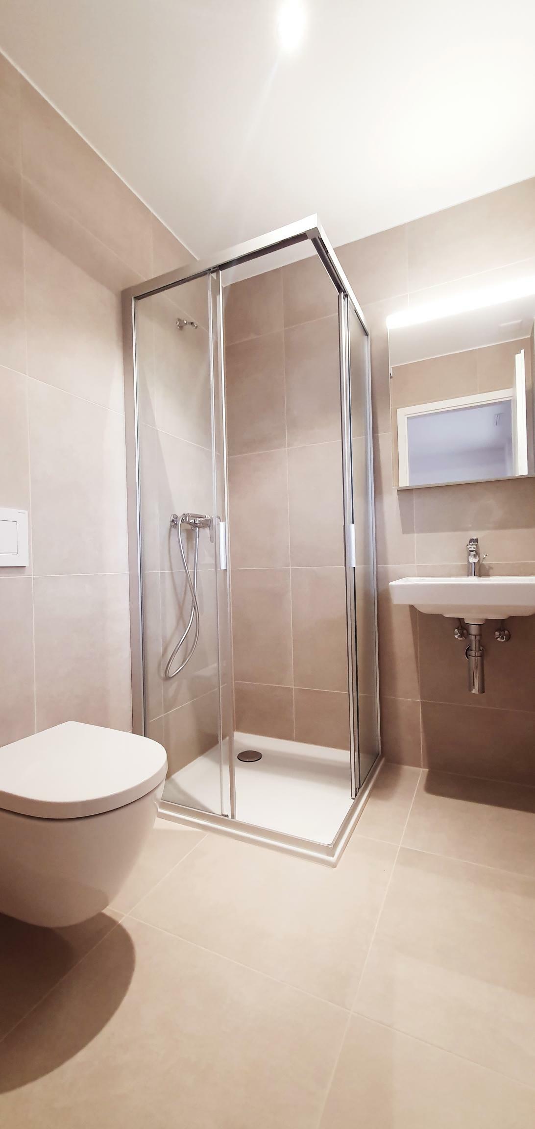 Modernes Badezimmer mit Dusche, WC und Waschbecken