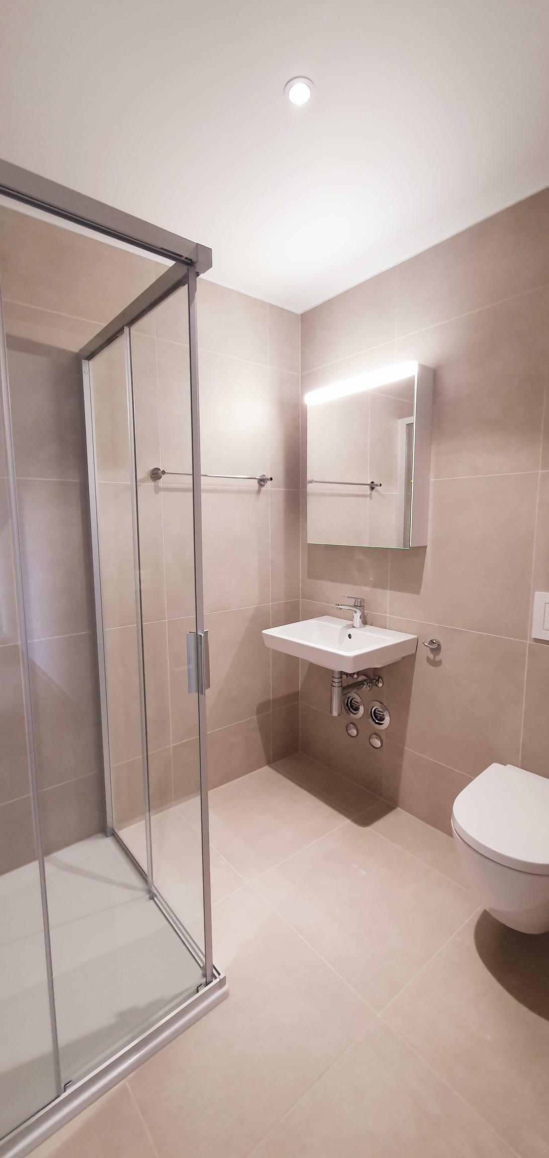 Modernes Badezimmer mit Dusche und wandhängendem WC