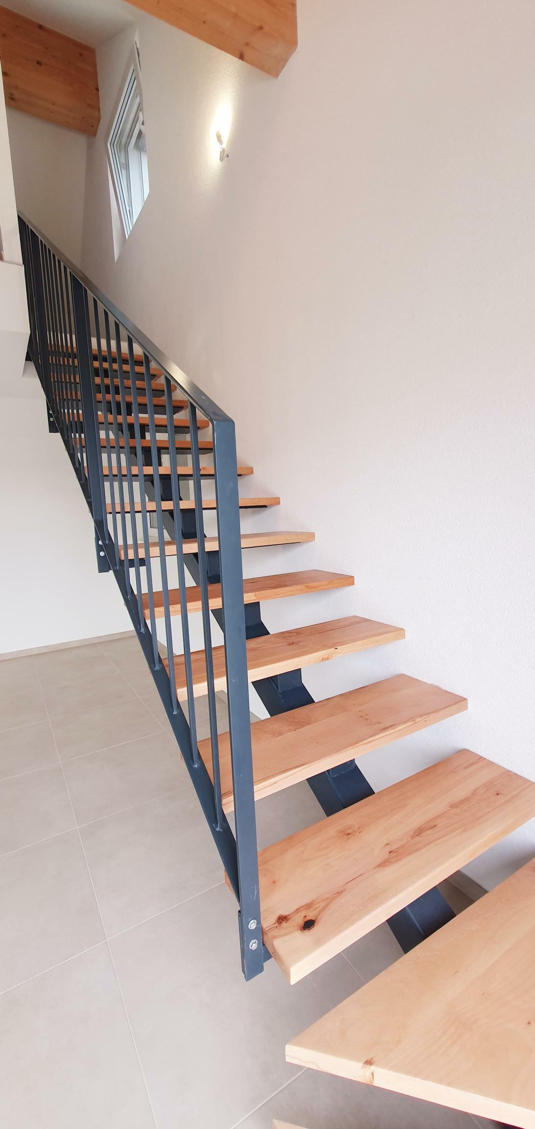 Offene Treppe mit Holzstufen