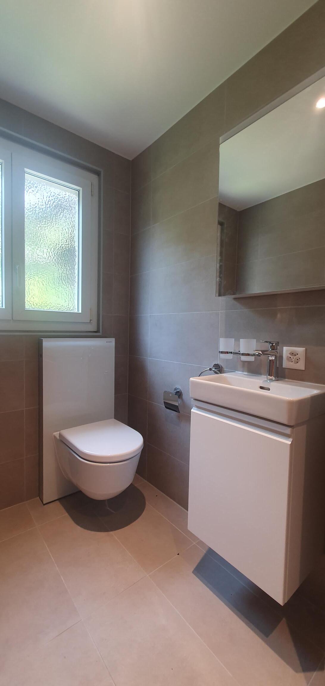 Modernes Gäste-WC mit wandhängendem WC und Waschtisch